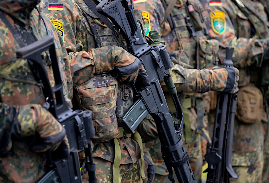 Die Bundeswehr soll ein Sondervermögen von 100 Milliarden Euro für Rüstungsvorhaben erhalten. Auch die Soldaten sollen bessere Ausrüstung bekommen.