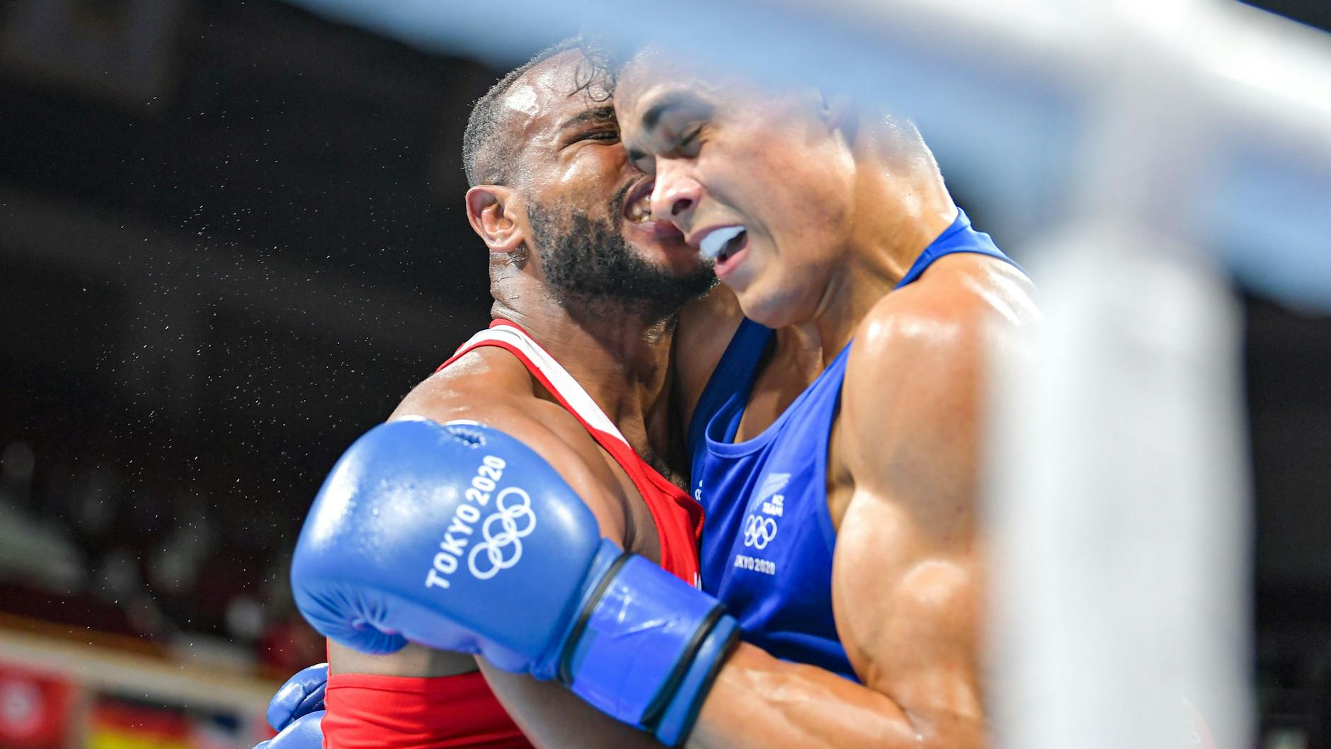 Schwergewicht-Achtelfinale bei den Olympischen Spielen 2021 in Tokio: Youness Baalla aus Marokko (l) gegen David Nyika aus Neuseeland