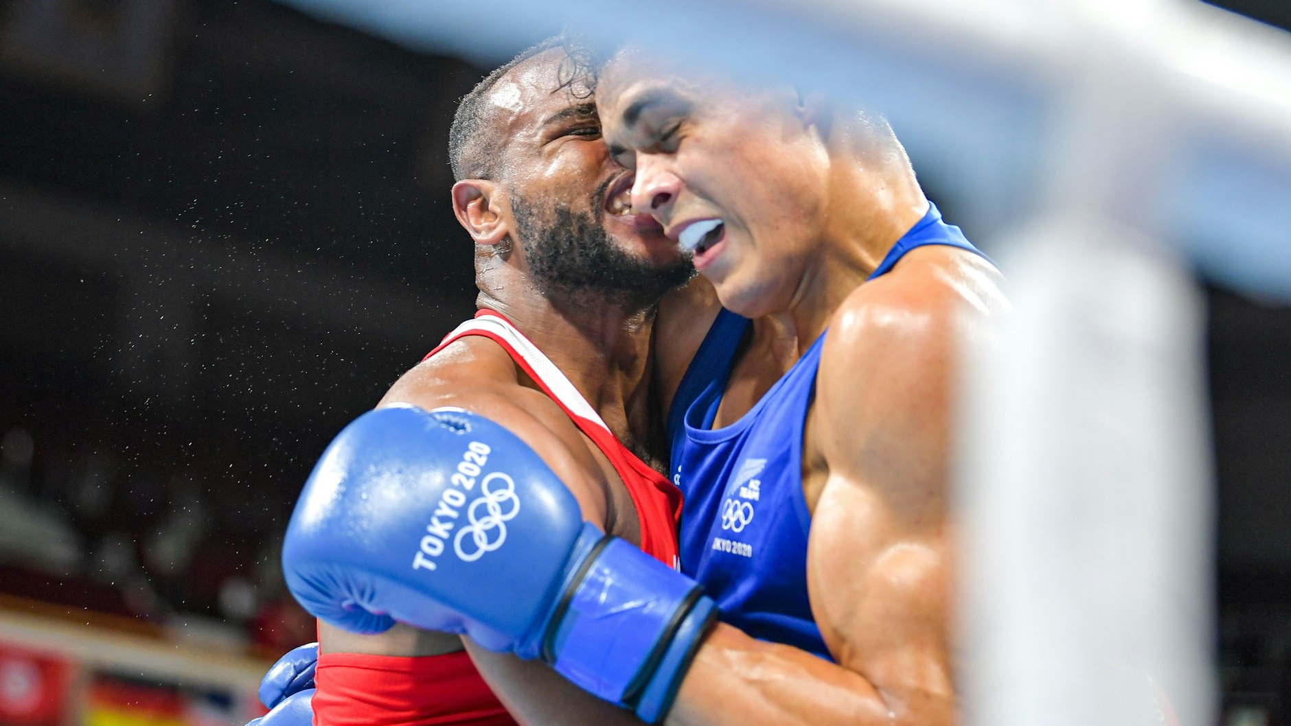 Schwergewicht-Achtelfinale bei den Olympischen Spielen 2021 in Tokio: Youness Baalla aus Marokko (l) gegen David Nyika aus Neuseeland