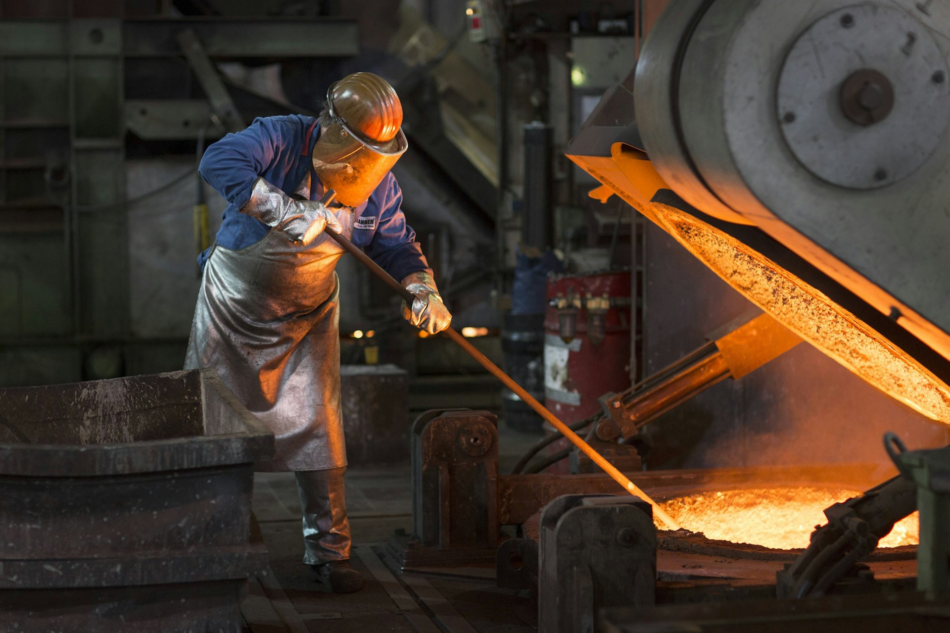 Arbeiter an einem Schmelzofen in einem Metallwerk