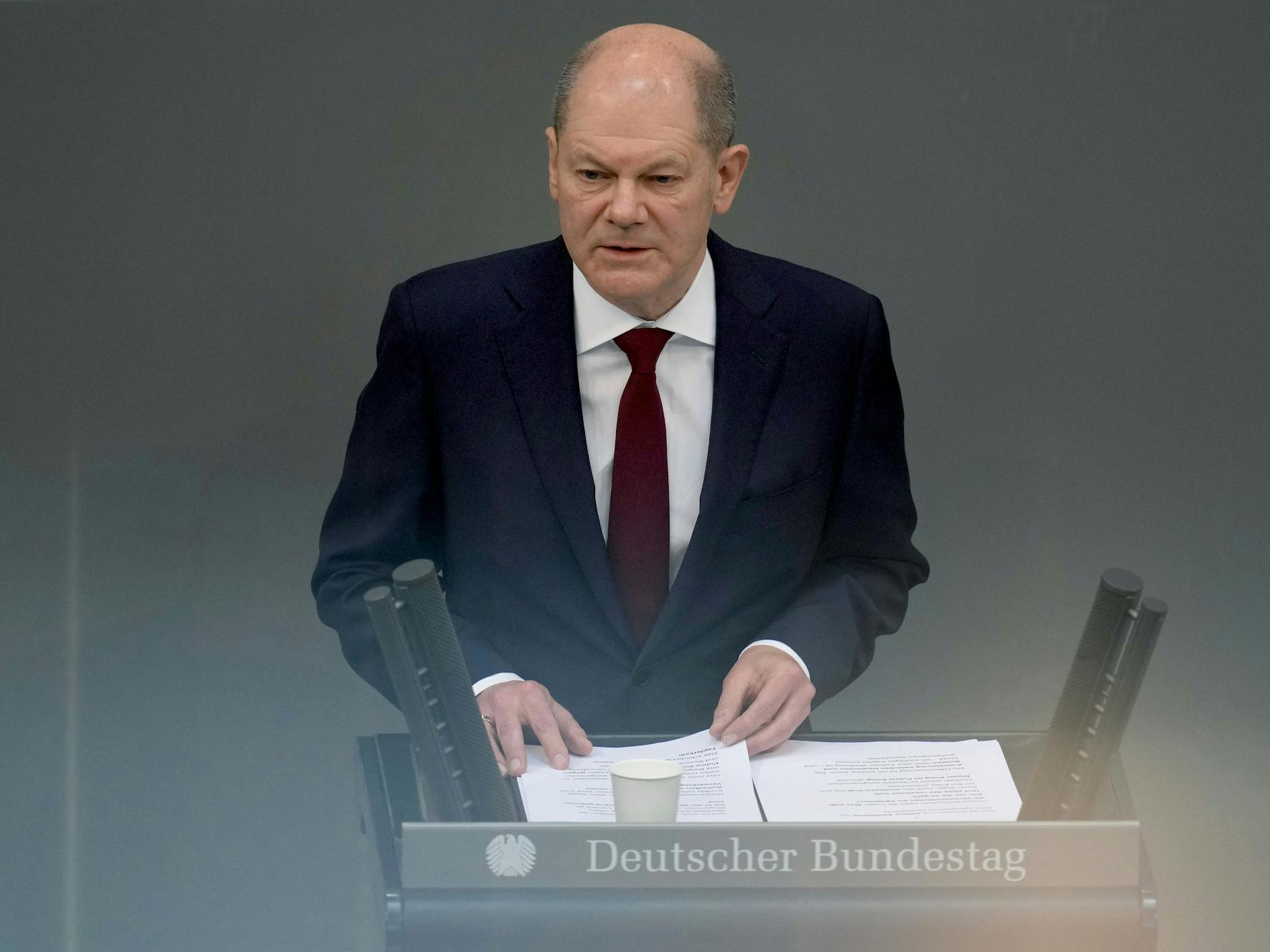 Kanzler Olaf Scholz (SPD) kündigte kürzlich im Parlament eine Investition über 100 Milliarden Euro für die Bundeswehr an. Nun soll dafür ein Artikel im Grundgesetz geändert werden.