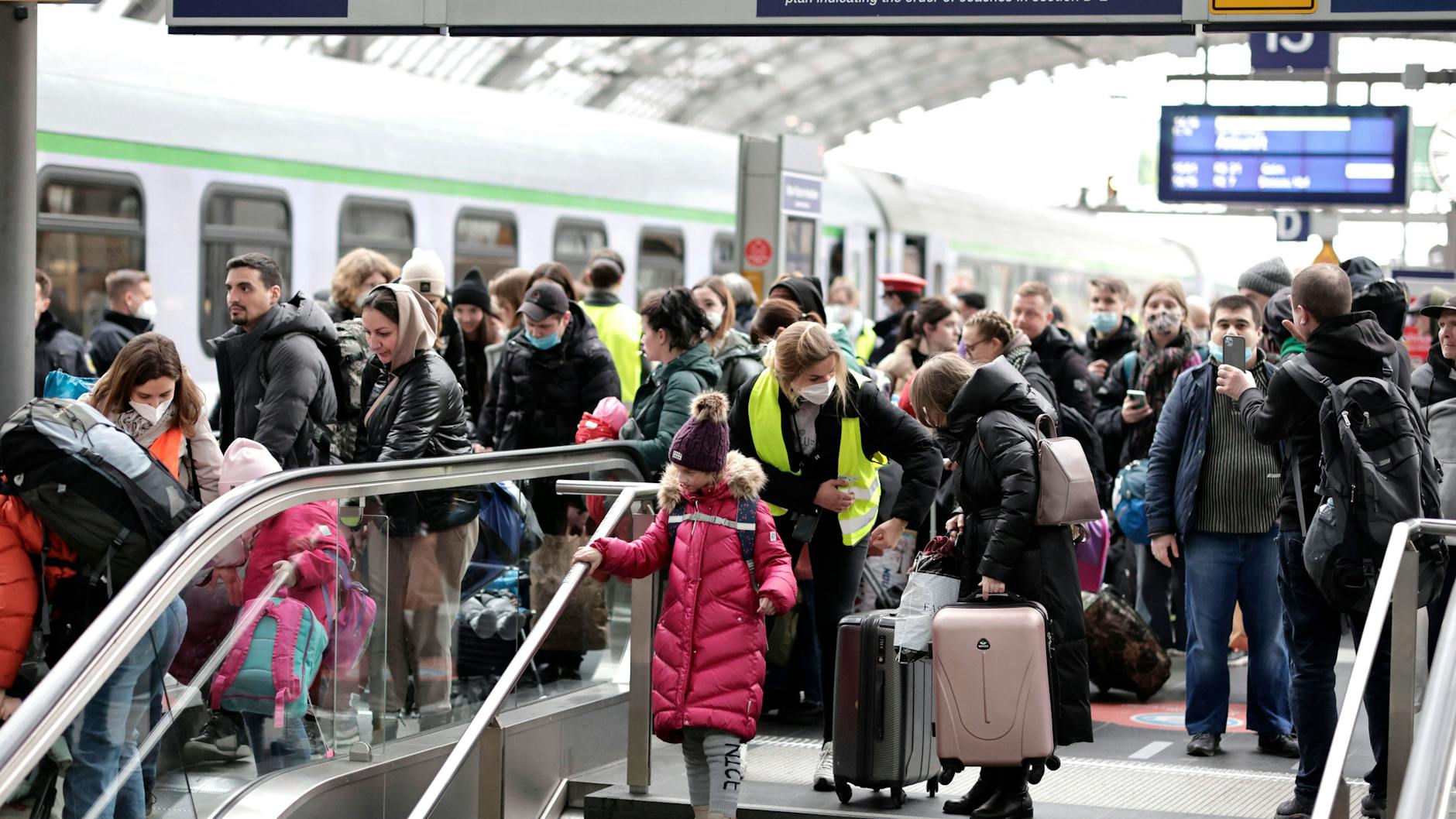 Ein Zug aus Polen ist angekommen. Flüchtlinge aus der Ukraine im Berliner Hauptbahnhof.