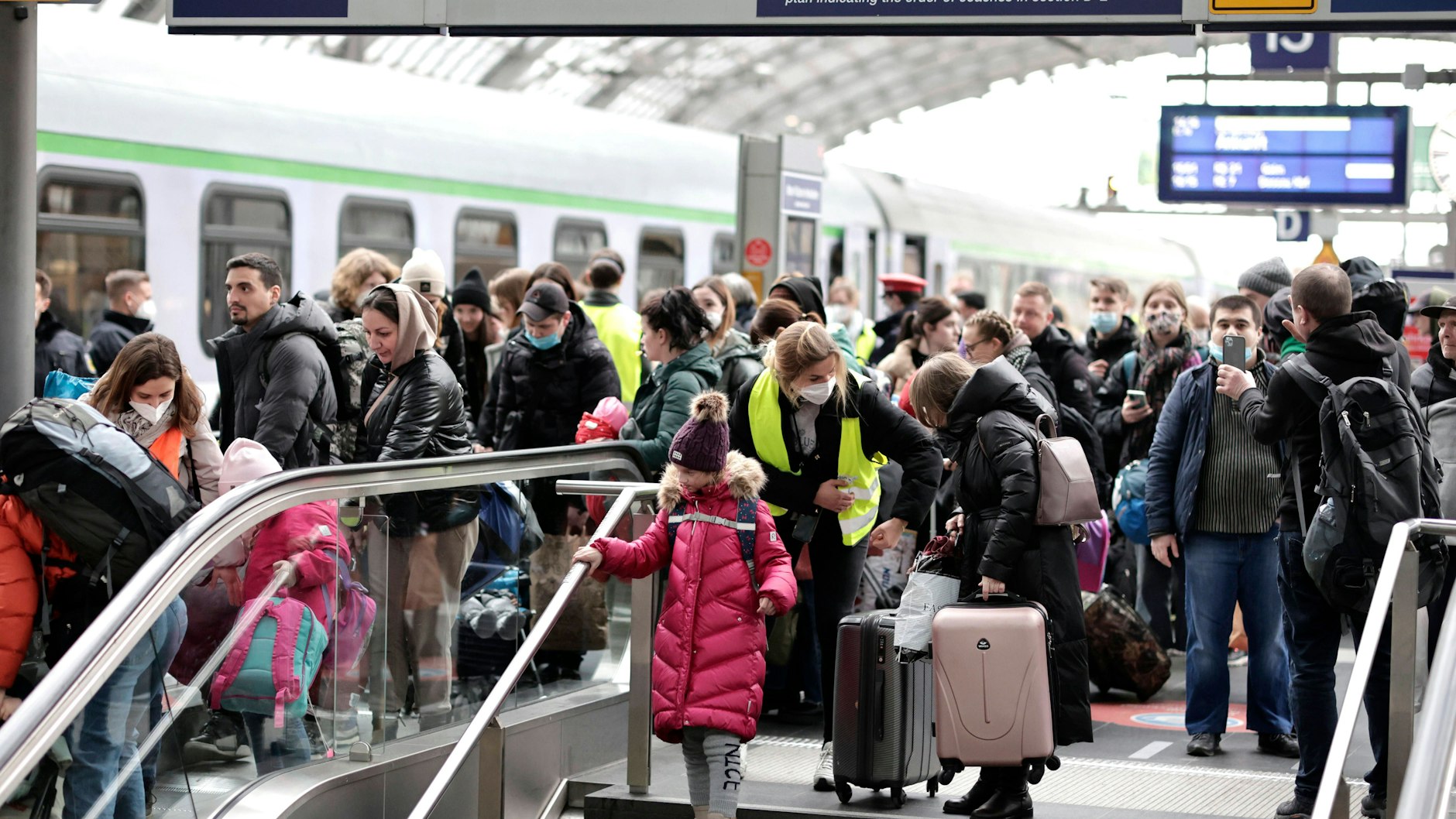 Ein Zug aus Polen ist angekommen. Flüchtlinge aus der Ukraine im Berliner Hauptbahnhof.