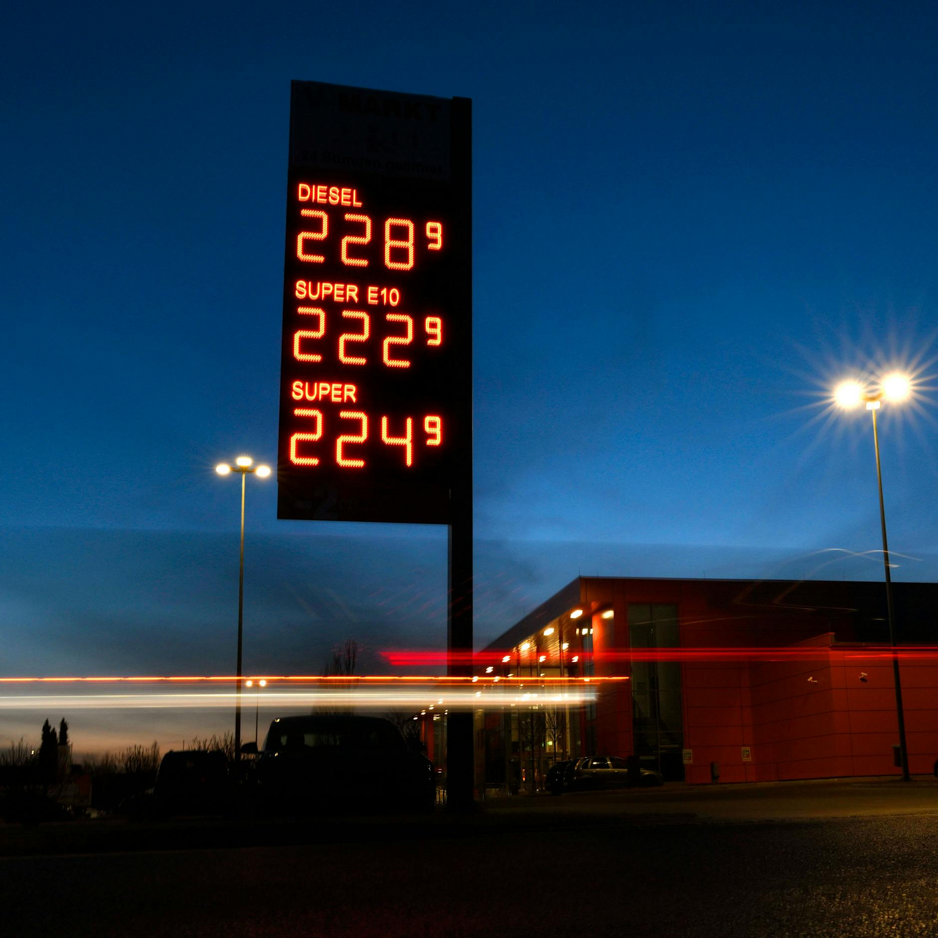 Benzinpreis: Die Ölkonzerne zocken uns ab, der Tankrabatt der Bundesregierung würde ihnen in die Hände spielen!