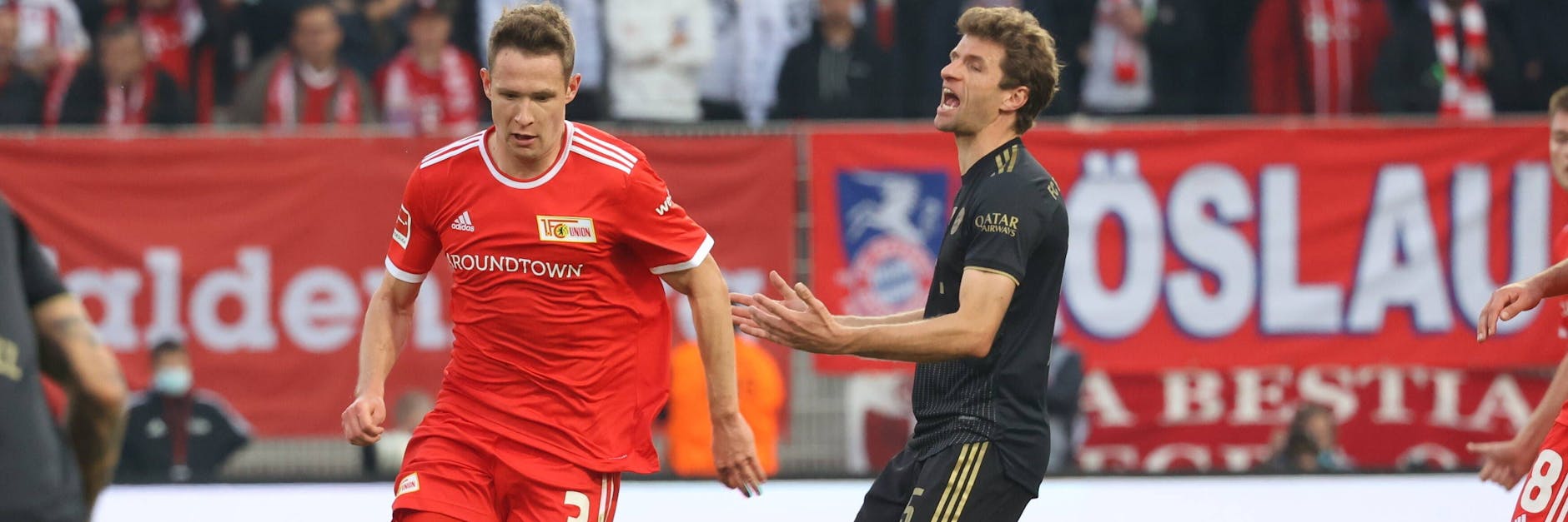 Unions Paul Jaeckel hat den Ball, Bayerns Thomas Müller den Ärger.