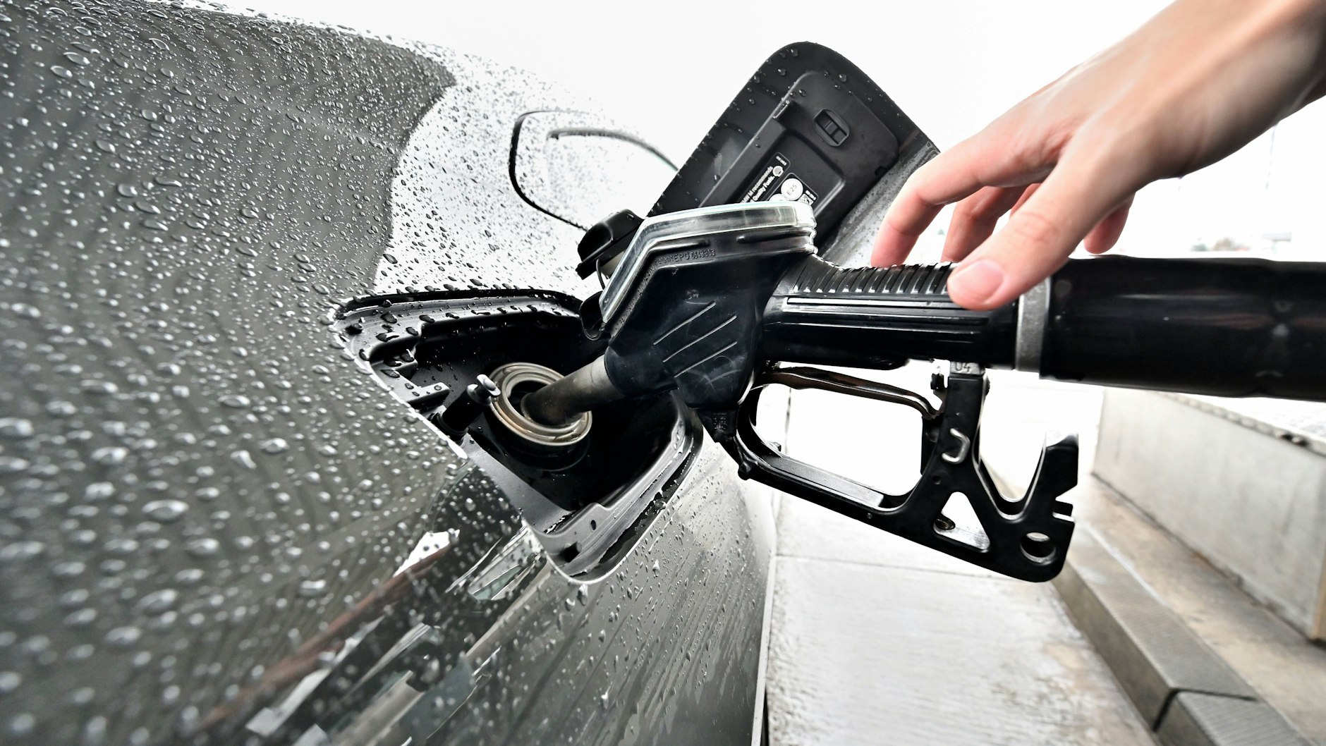 An der Tankstelle: Ein Liter Diesel kostete im Jahr 2020 in Deutschland im Schnitt 1,12 Euro, nun sind es 2,30 Euro.