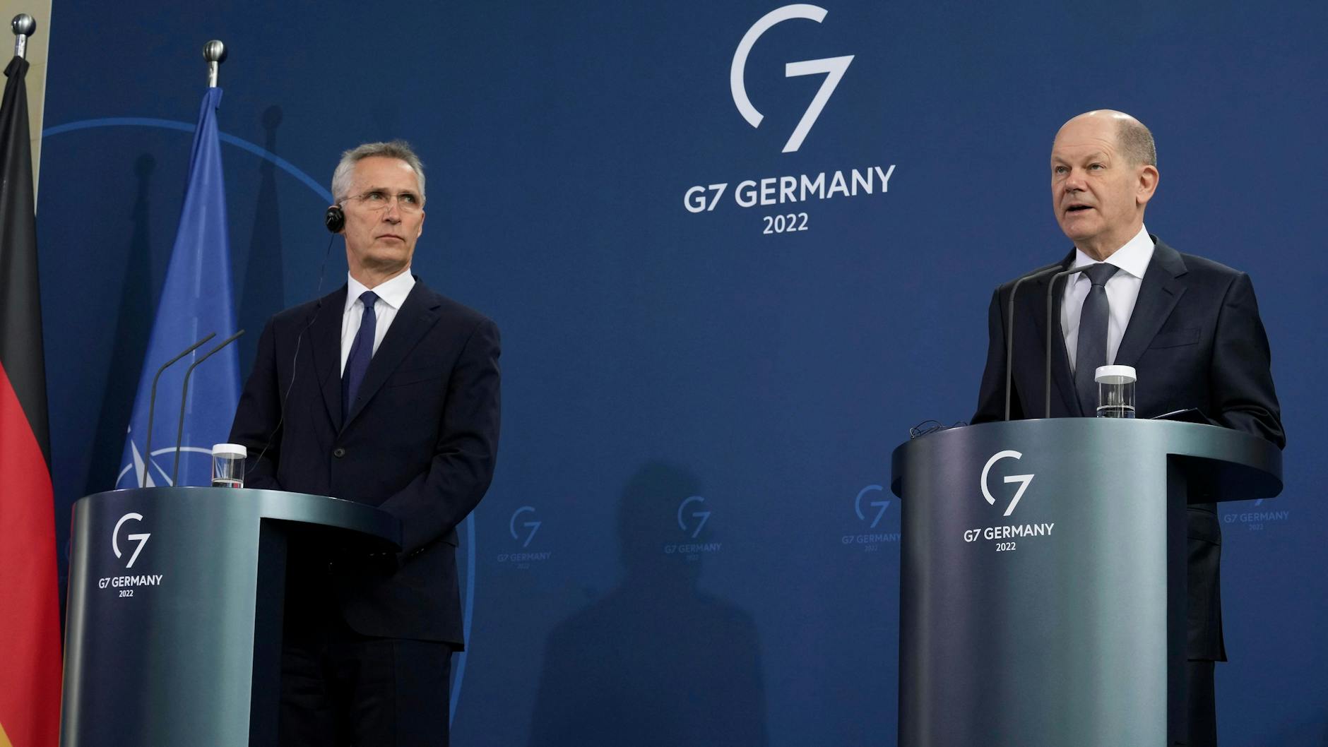 Nato-Generalsekretär Jens Stoltenberg (l) und Bundeskanzler Olaf Scholz (r)