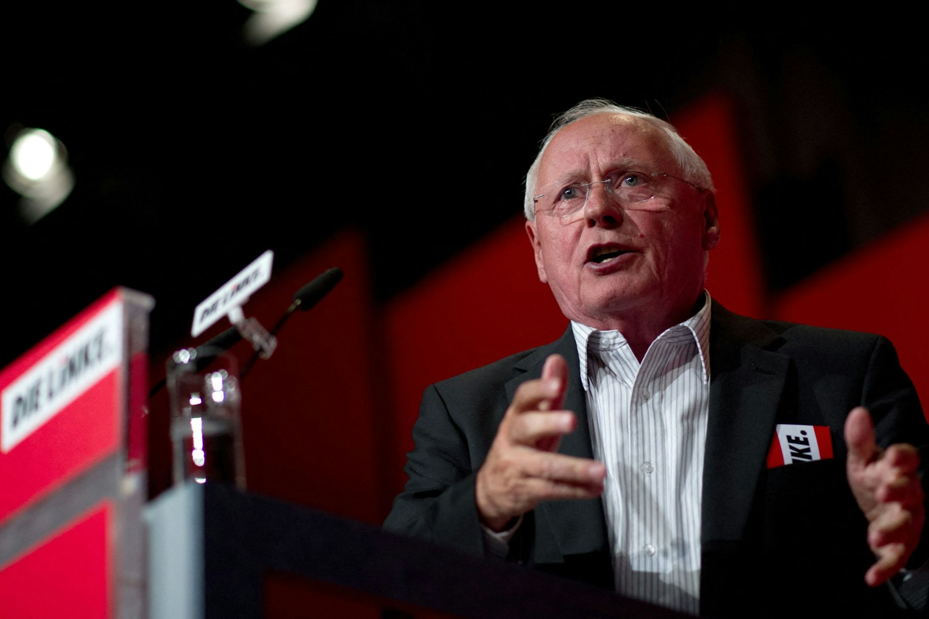 Oskar Lafontaine während einer Rede eines Parteitags der Linkspartei.