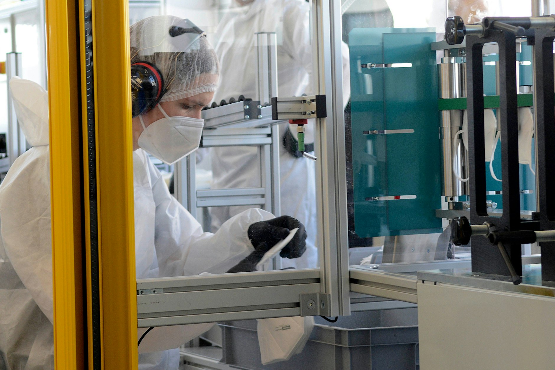 FFP2-Schutzmasken werden von der Karl Rabofsky GmbH produziert und von Mitarbeitern verpackt.