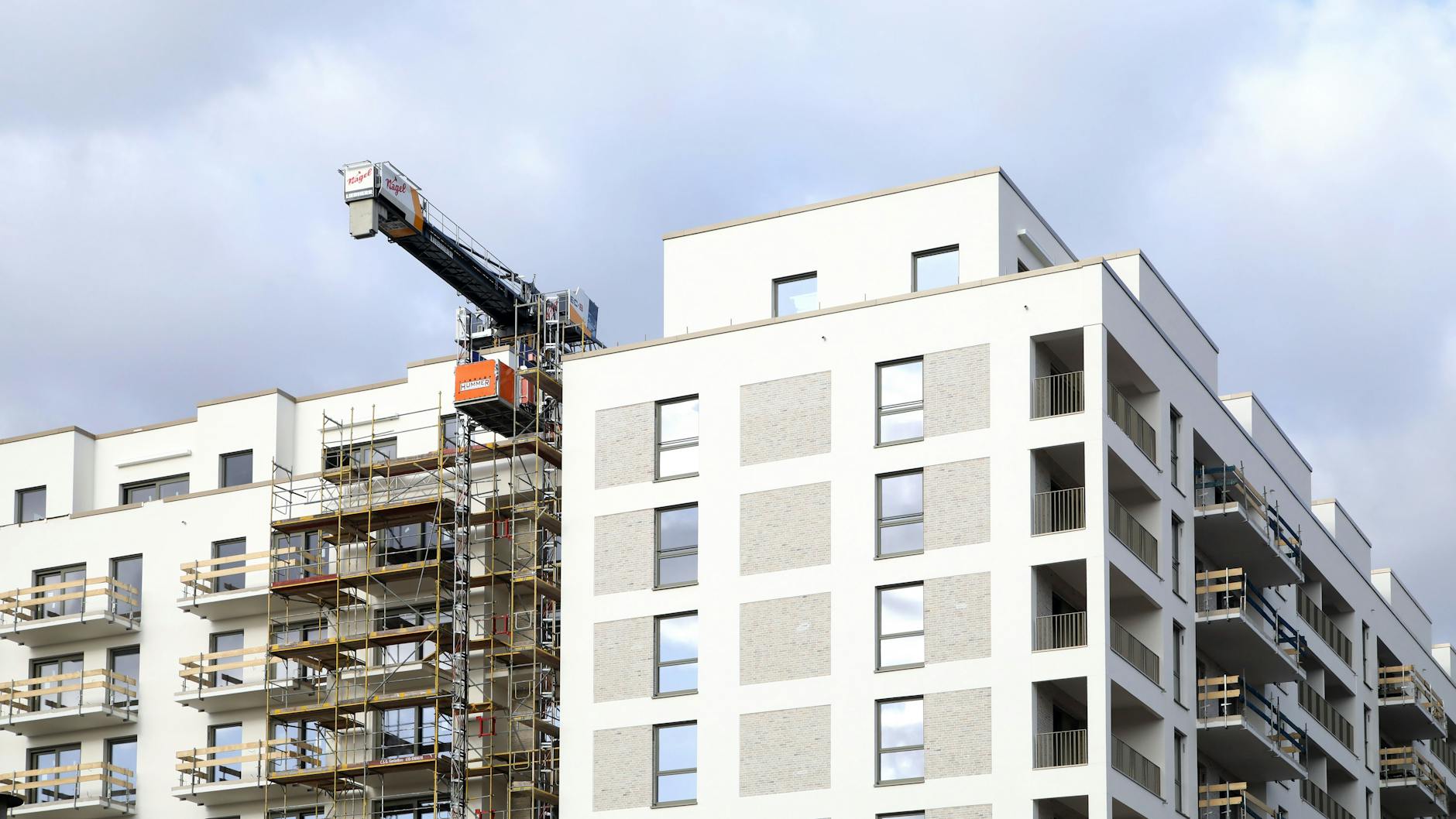 Der Bau von Eigentumswohnungen, wie hier in Friedrichshain, wird immer seltener bewilligt.