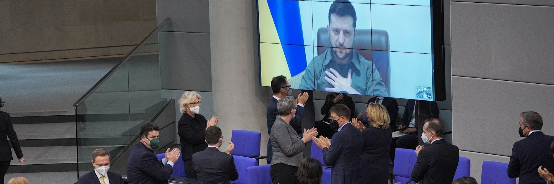 Stehend applaudierte die Ampel-Ministerriege Präsident Selenskyj.