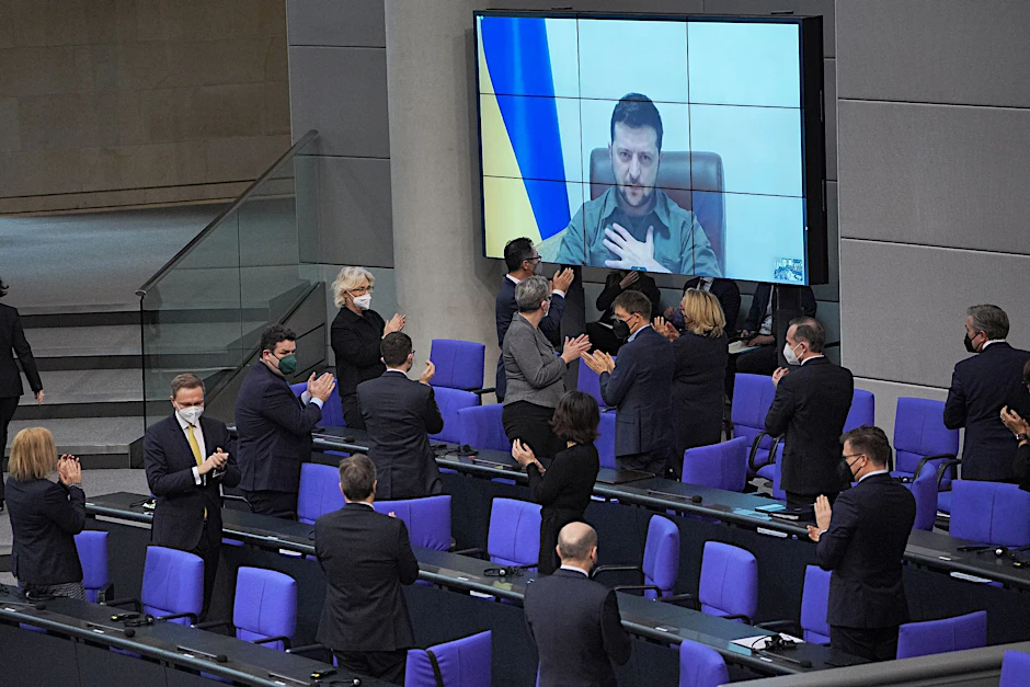 Stehend applaudierte die Ampel-Ministerriege Präsident Selenskyj.