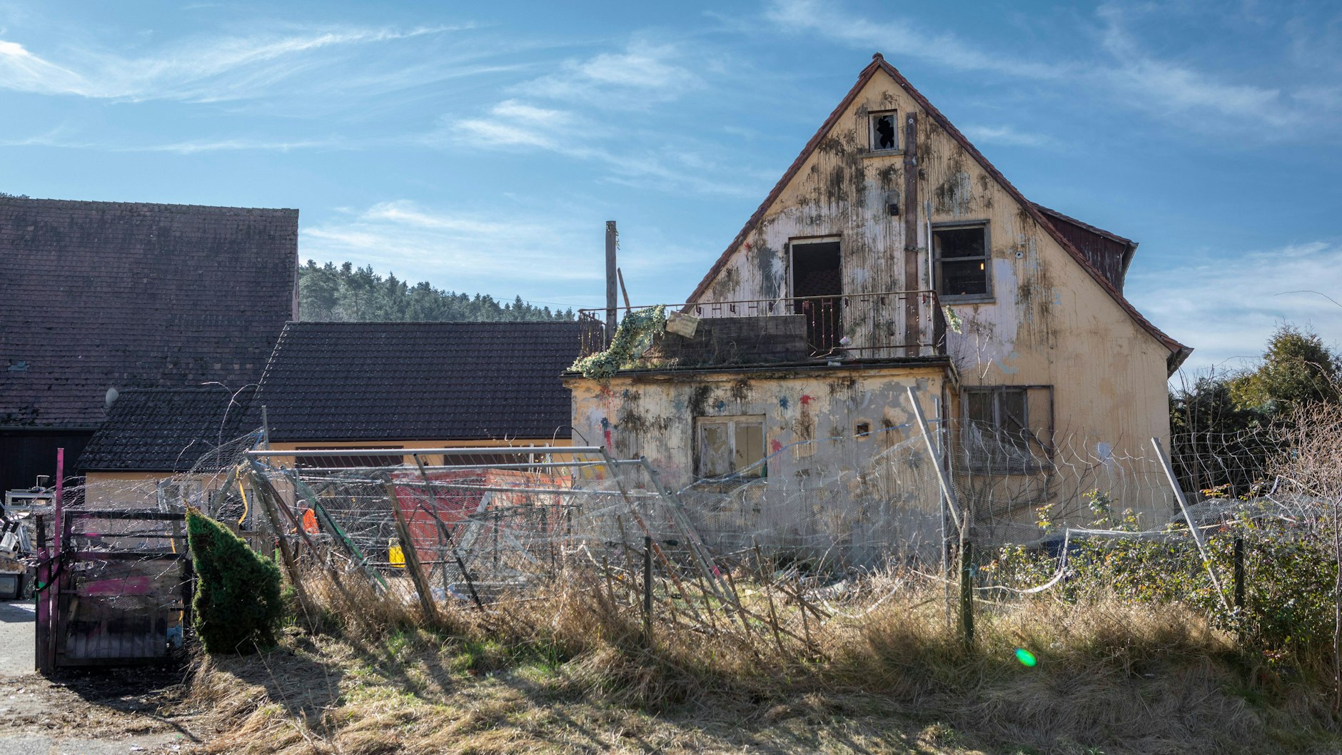 In Altschauerberg, dem Dorf in dem der YouTuber „Drachenlord“ wohnte. Das Haus wurde von der Gemeinde Emskirchen gekauft, wird gerade ausgeräumt und soll abgerissen werden.