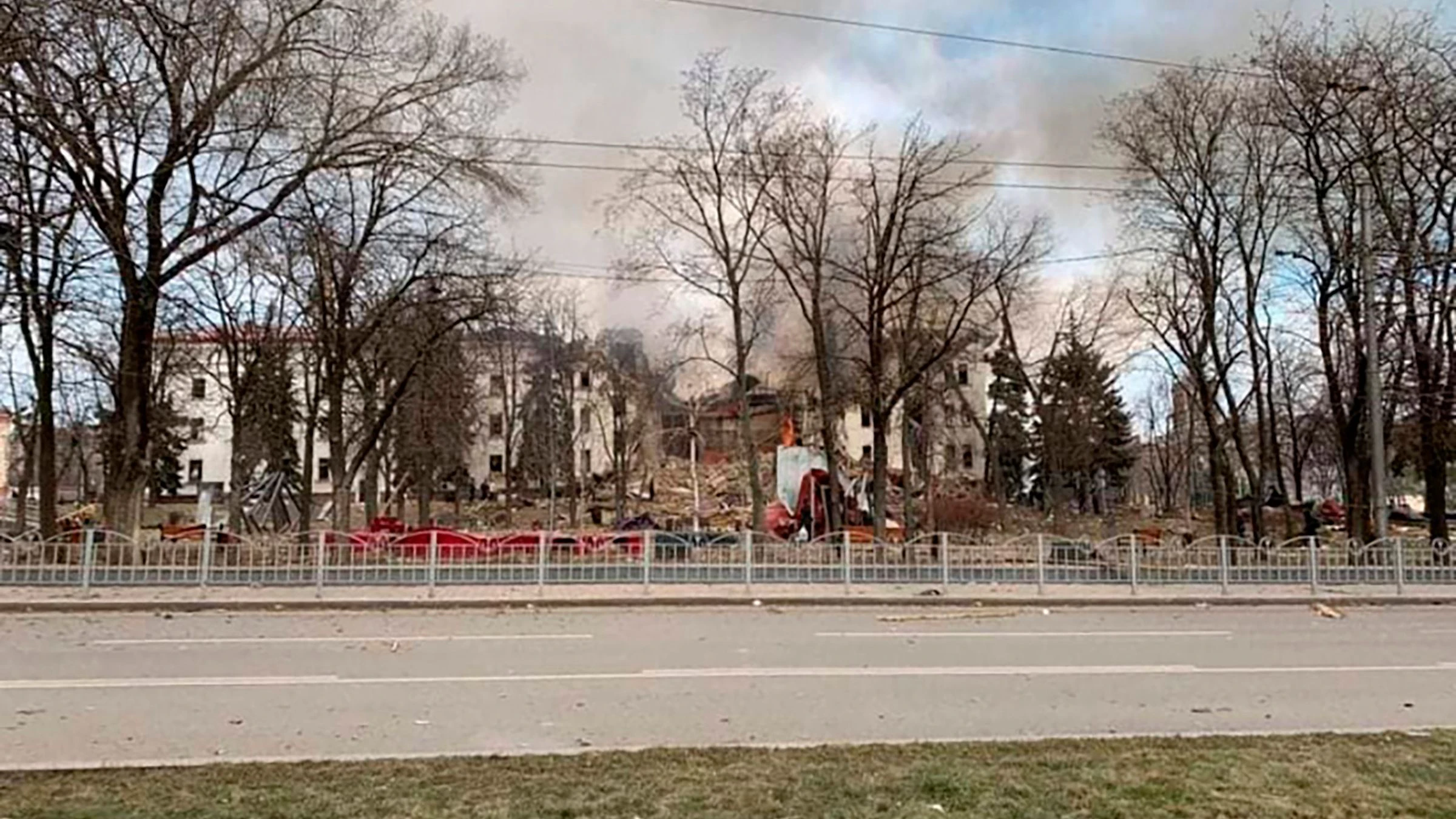 Das Theater in Mariupol wurde fast vollständig zerstört, 1000 Menschen suchten dort Schutz.