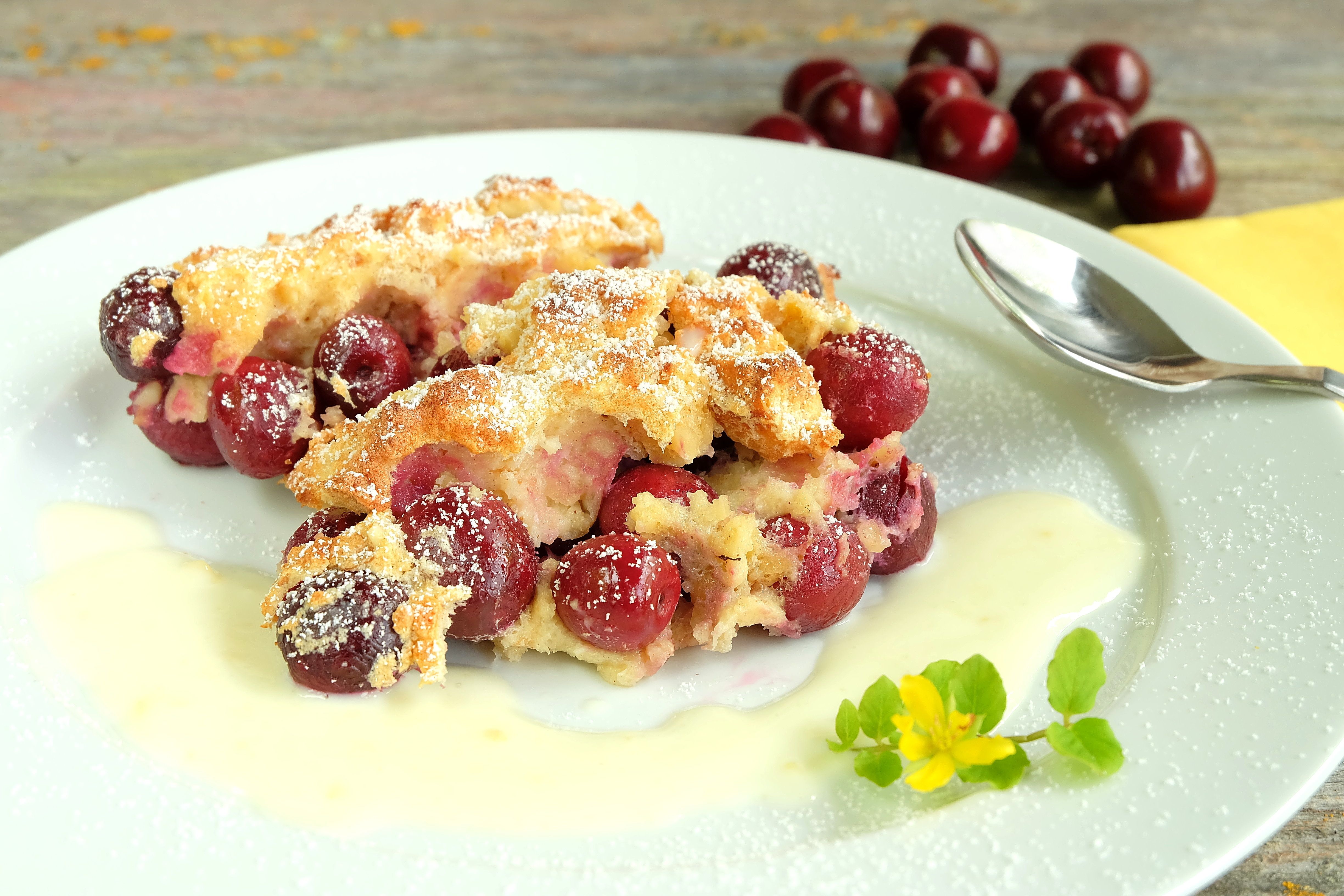 Leckeres Rezept für Omi’s Kirschmichel! Weich und fluffig: Dieser süße Auflauf ist ideal, um alte Brötchen zu verwerten