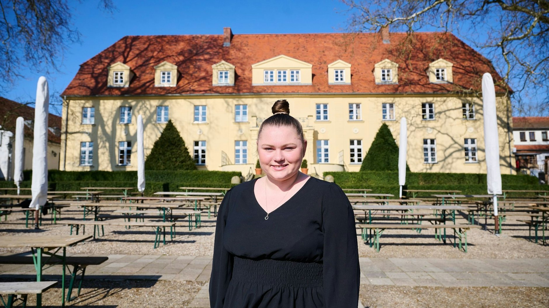 Geschäftsführerin Salina Worm vor Schloss Diedersdorf, dem familiengeführten Hotel und Restaurant.