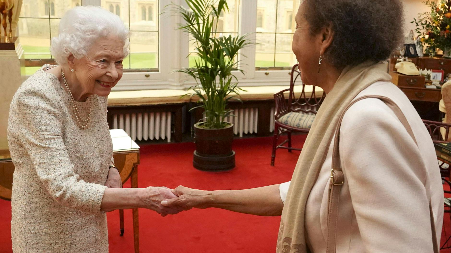 Beim Treffen mit Grace Nichols hatte die Queen ein breites Lächeln auf den Lippen.