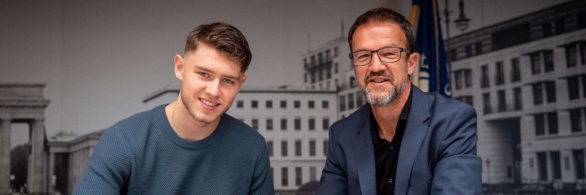 Linus Gechter unterschrieb Donnerstag seinen Profivertrag bei Manager Fredi Bobic.