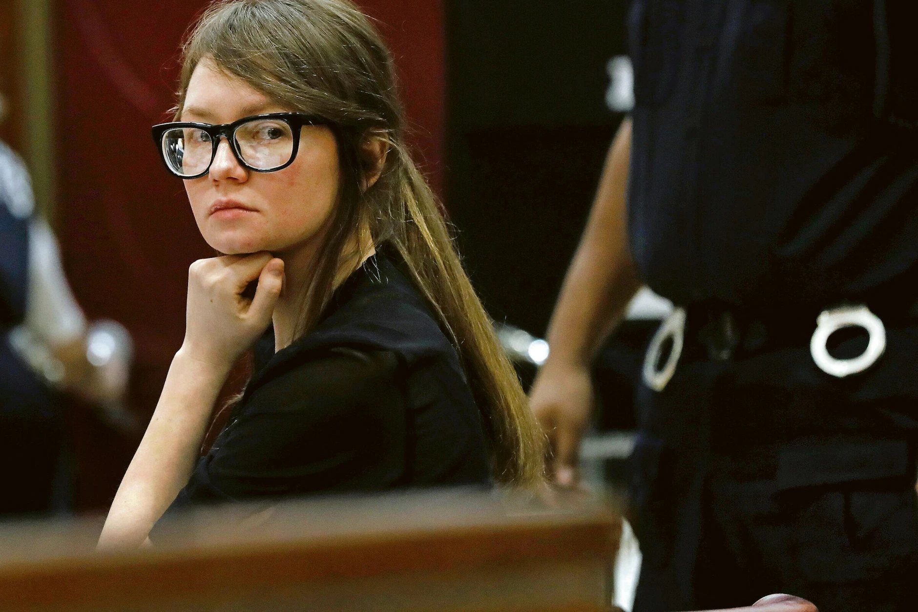 Hochstaplerin Anna Sorokin aus Deutschland sitzt in einem Gerichtssaal.