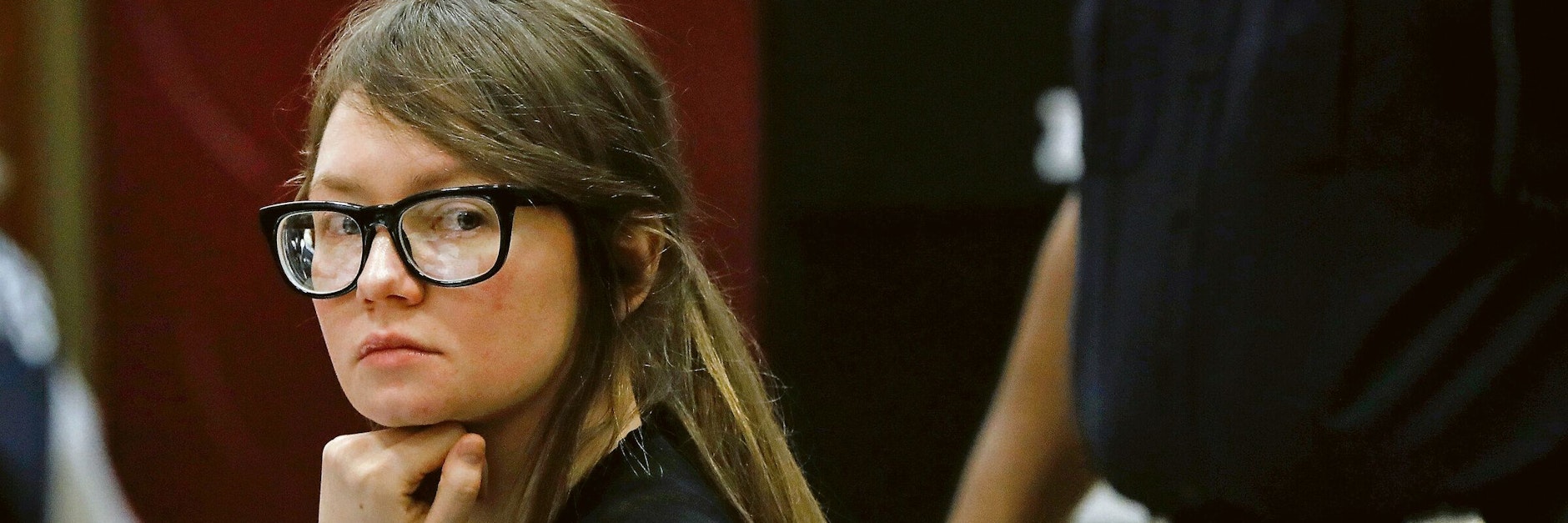 Anna Sorokin, Hochstaplerin aus Deutschland, sitzt in einem Gerichtssaal.