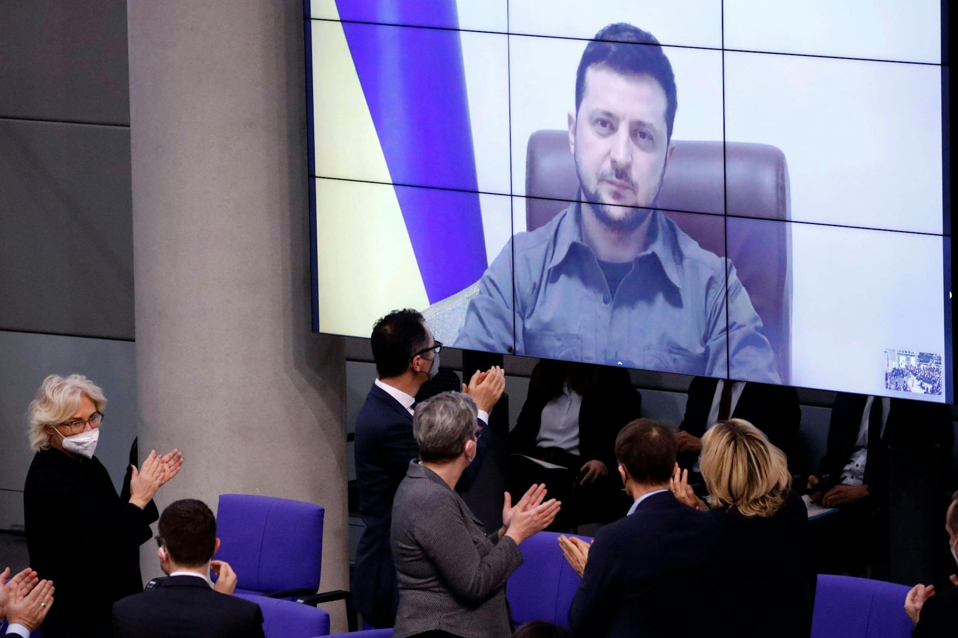 Der ukrainische Präsident Wolodymyr Selenskyj spricht per Live-Schaltung aus Kiew in der 20. Sitzung des Deutschen Bundestages im Reichstagsgebäude.