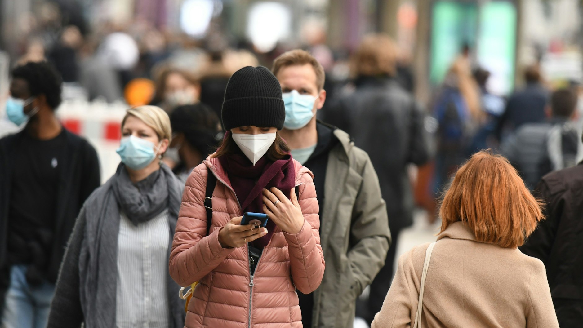 Menschen tragen Masken auf dem Berliner Kurfürstendamm.