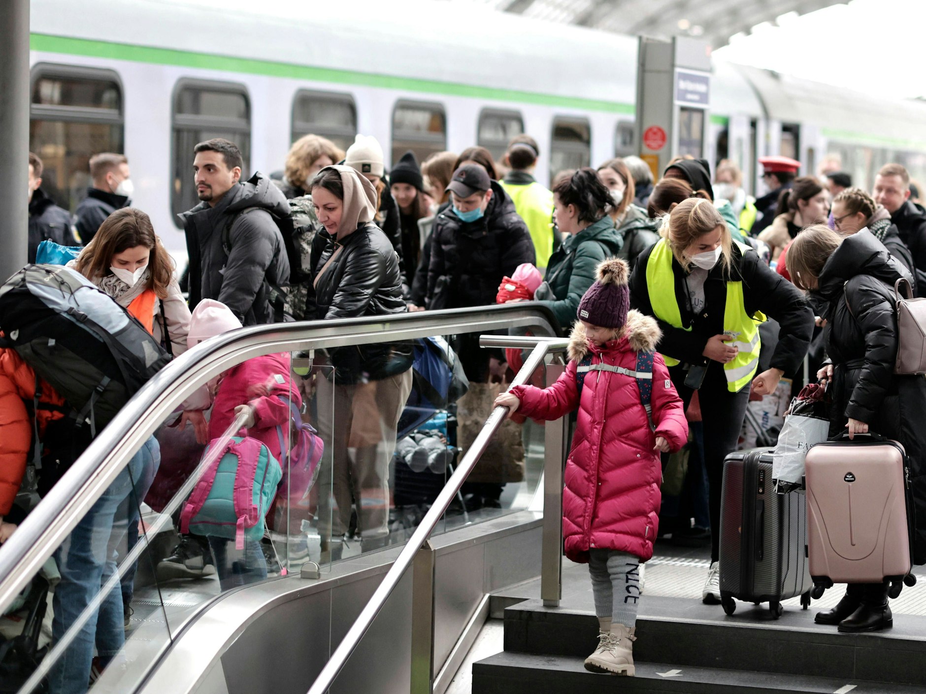 Kriegsflüchtlinge aus der Ukraine kommen am Berliner Hauptbahnhof an: Im Vordergrund ein schulpflichtiges Mädchen.