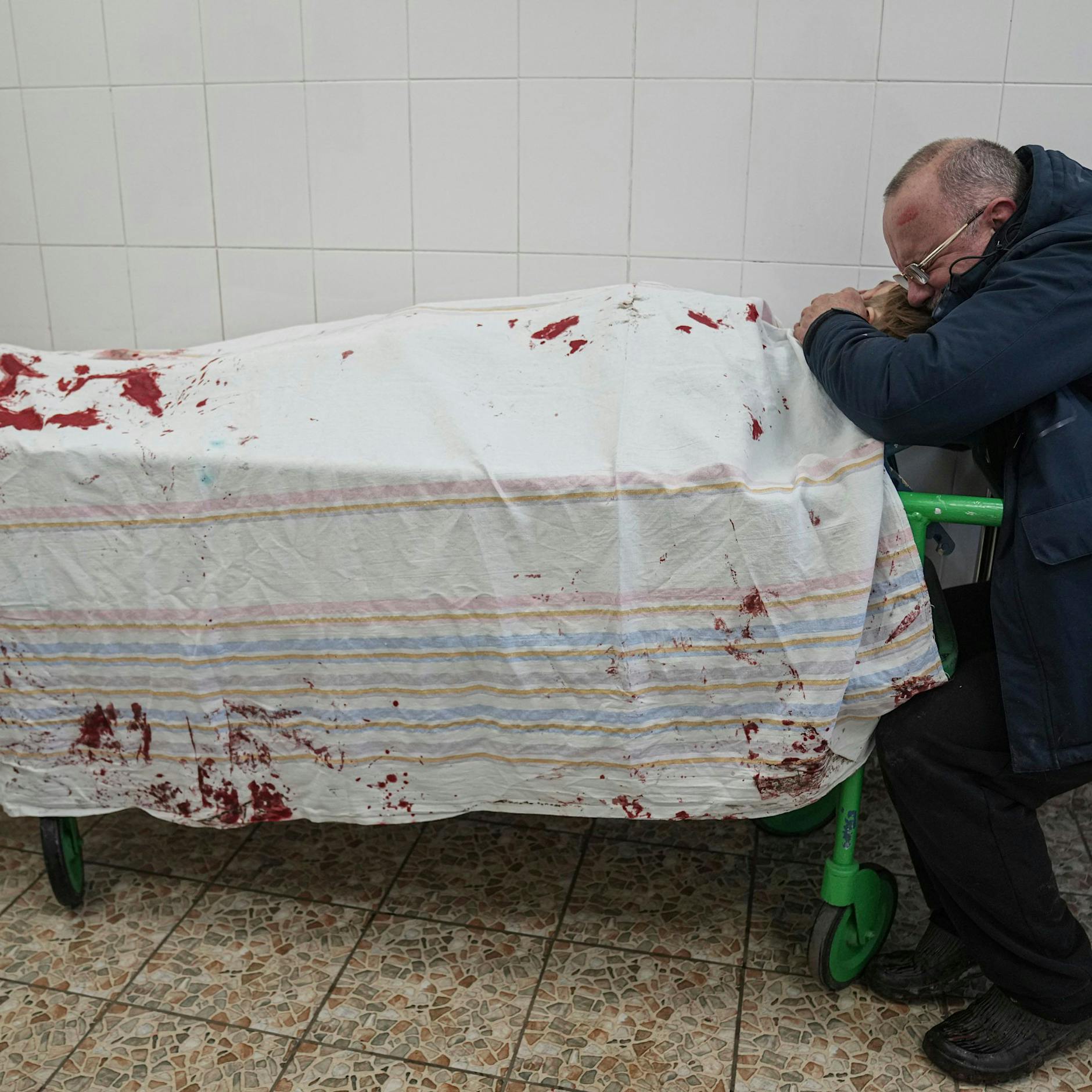 Kriegsverbrechen in der Ukraine: Die tödliche Hölle von Mariupol – die Überlebenden trinken Pfützenwasser