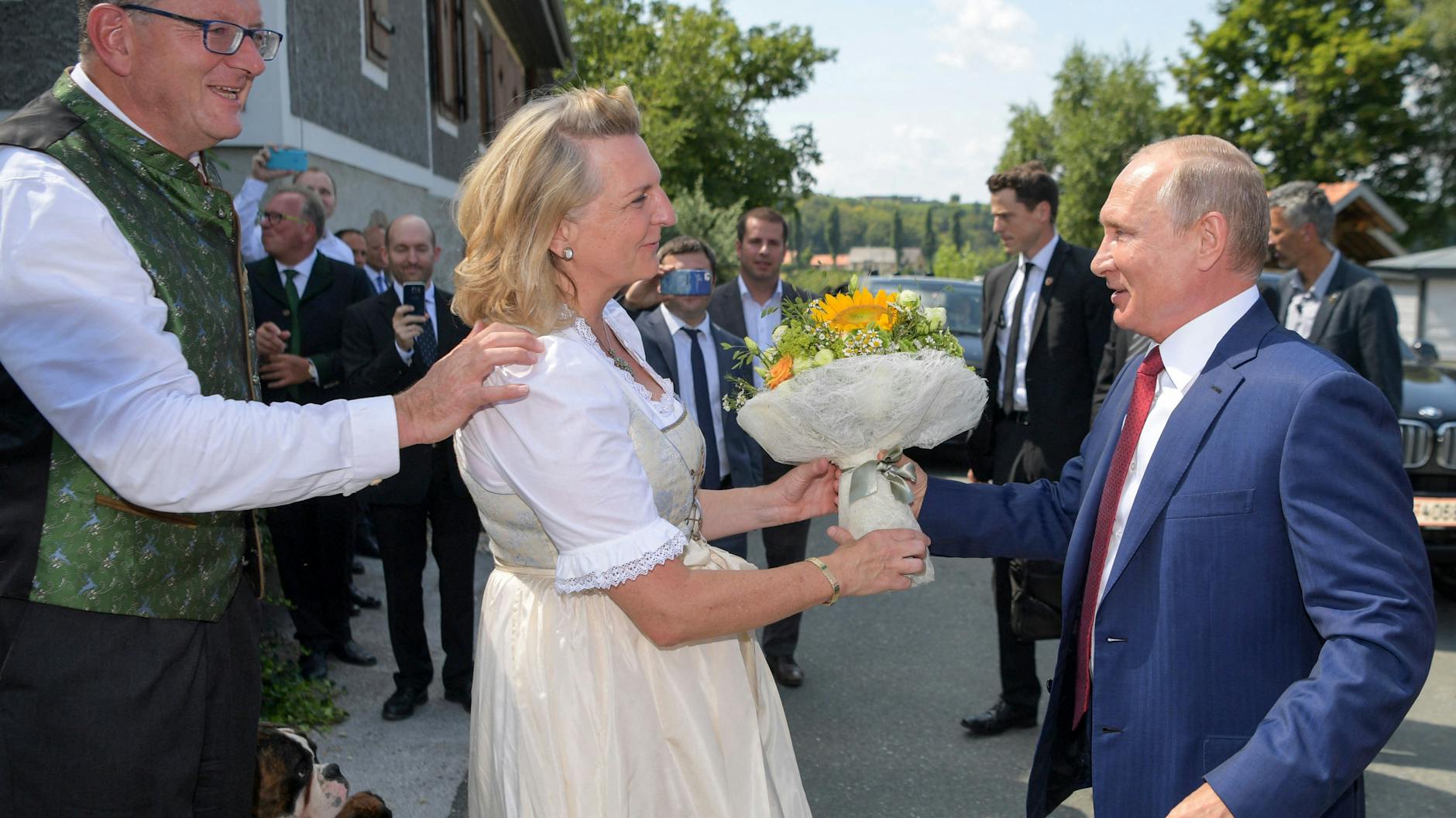 Der russische Präsident Wladimir Putin brachte der österreichischen Außenministerin Karin Kneissl zu ihrer Hochzeit nicht nur Blumen mit. Er schenkte ihr auch wertvolle Ohrringe, wie österreichische Medien jetzt berichteten.