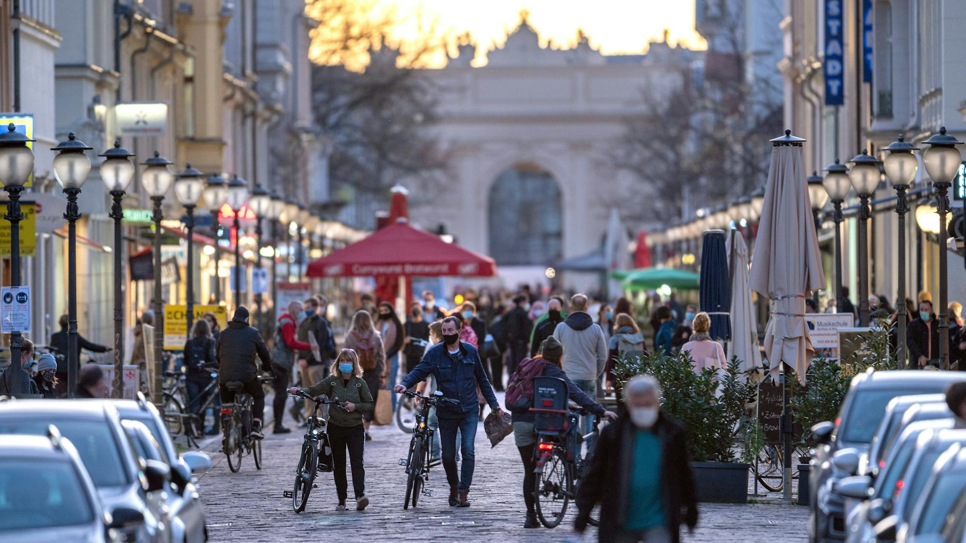 Menschen gehen durch die Fußgängerzone in der brandenburgischen Landeshauptstadt Potsdam.