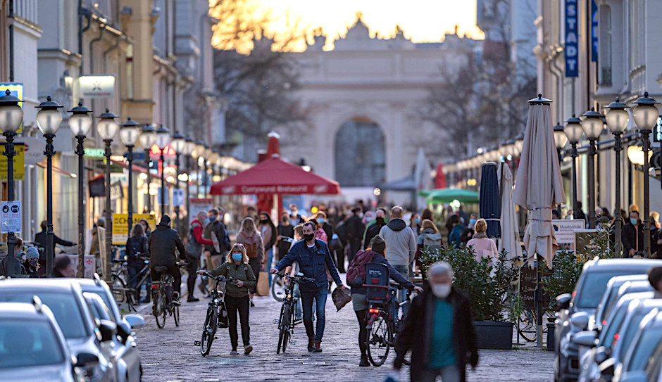 Menschen gehen durch die Fußgängerzone in der brandenburgischen Landeshauptstadt Potsdam.