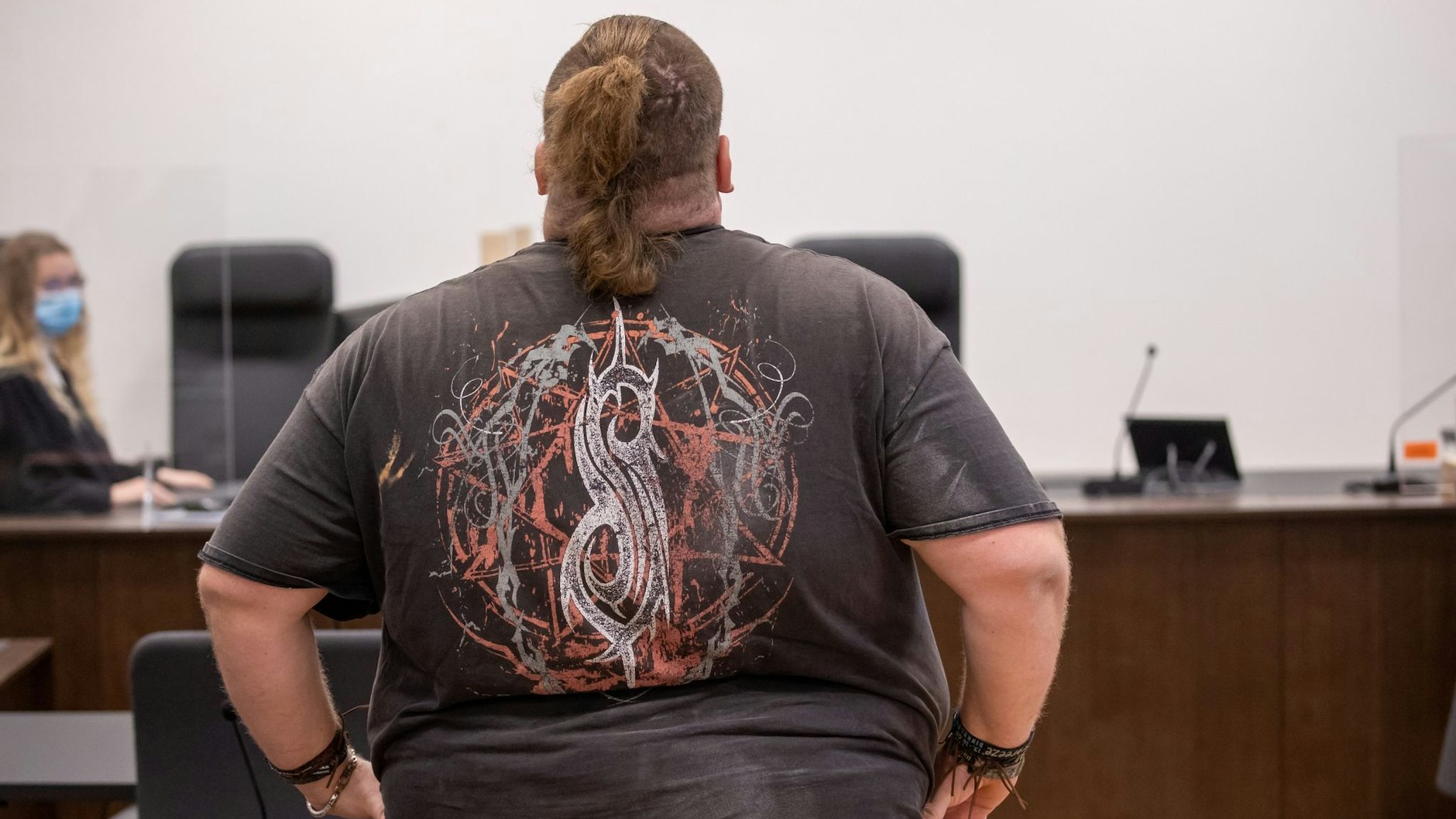 Der YouTuber „Drachenlord“ wurde wegen gefährlicher Körperverletzung und anderer Straftaten zu zwei Jahren Haft ohne Bewährung verurteilt. Dagegen legten Verteidigung und Staatsanwaltschaft Berufung ein.