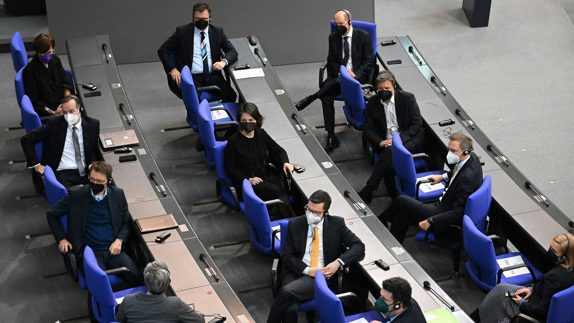 Alle mal umdrehen: Die Bundesregierung hört zu, während der ukrainische Präsident Wolodymyr Selenskyj auf einer Videoleinwand im Bundestag spricht.