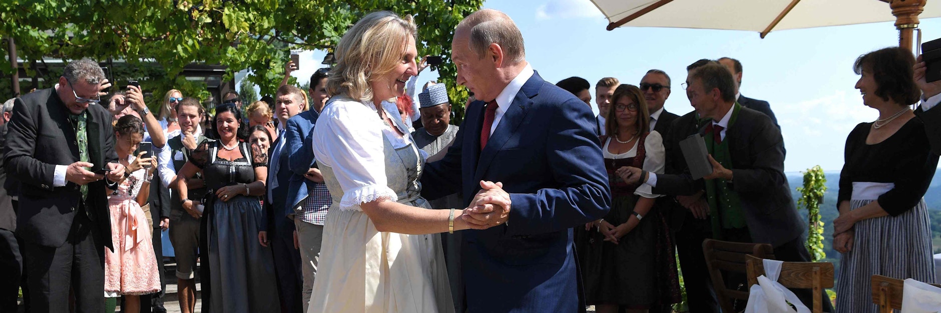 Die österreichische Außenministerin Karin Kneissl und der russische Präsident Wladimir tanzen am&nbsp; &nbsp; &nbsp; &nbsp; &nbsp; &nbsp; &nbsp; &nbsp; 18. August 2018 zusammen auf der Hochzeit der Politikerin.