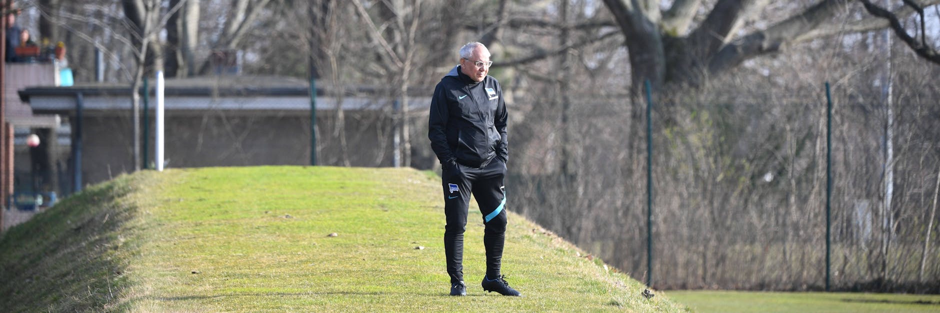 Trainer Felix Magath auf dem Sprint-Hügel bei Hertha BSC. Er tüftelt schon an der Taktik bei seinem Bundesliga-Comeback.