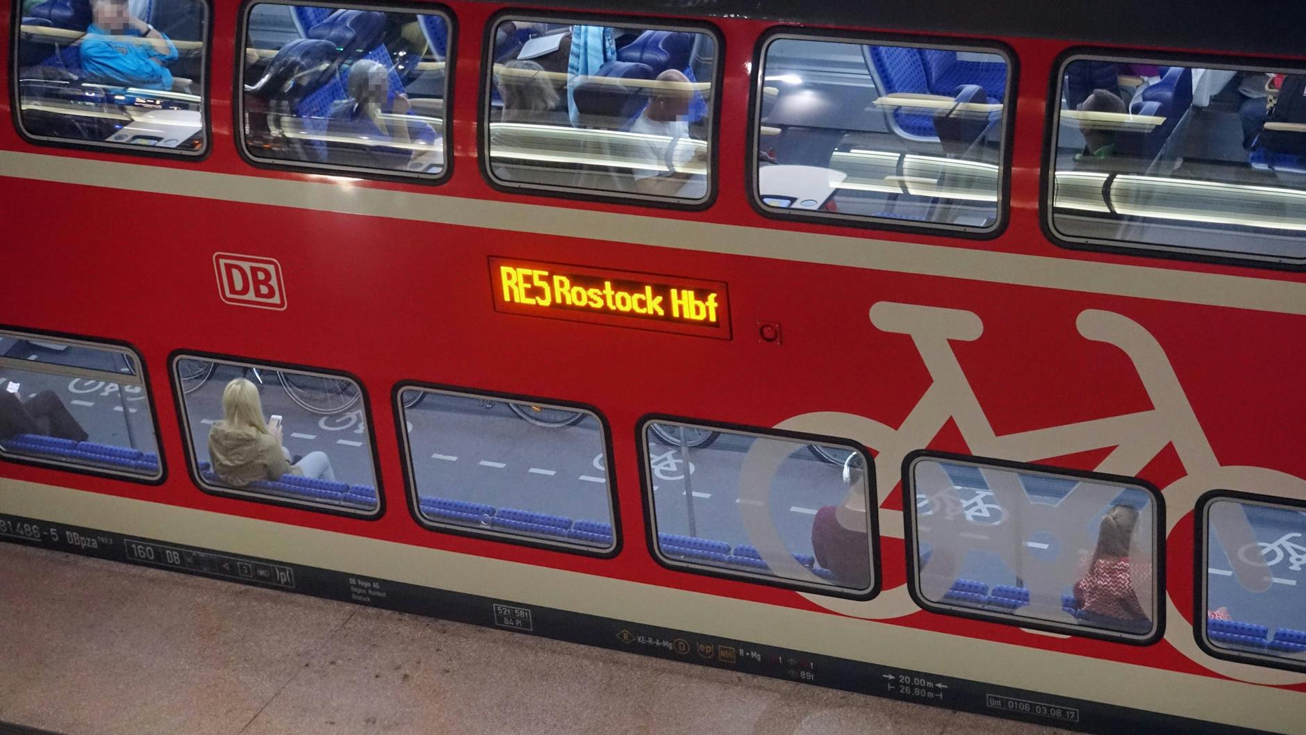 Zug nach Rostock im Berliner Hauptbahnhof (Symbolbild).