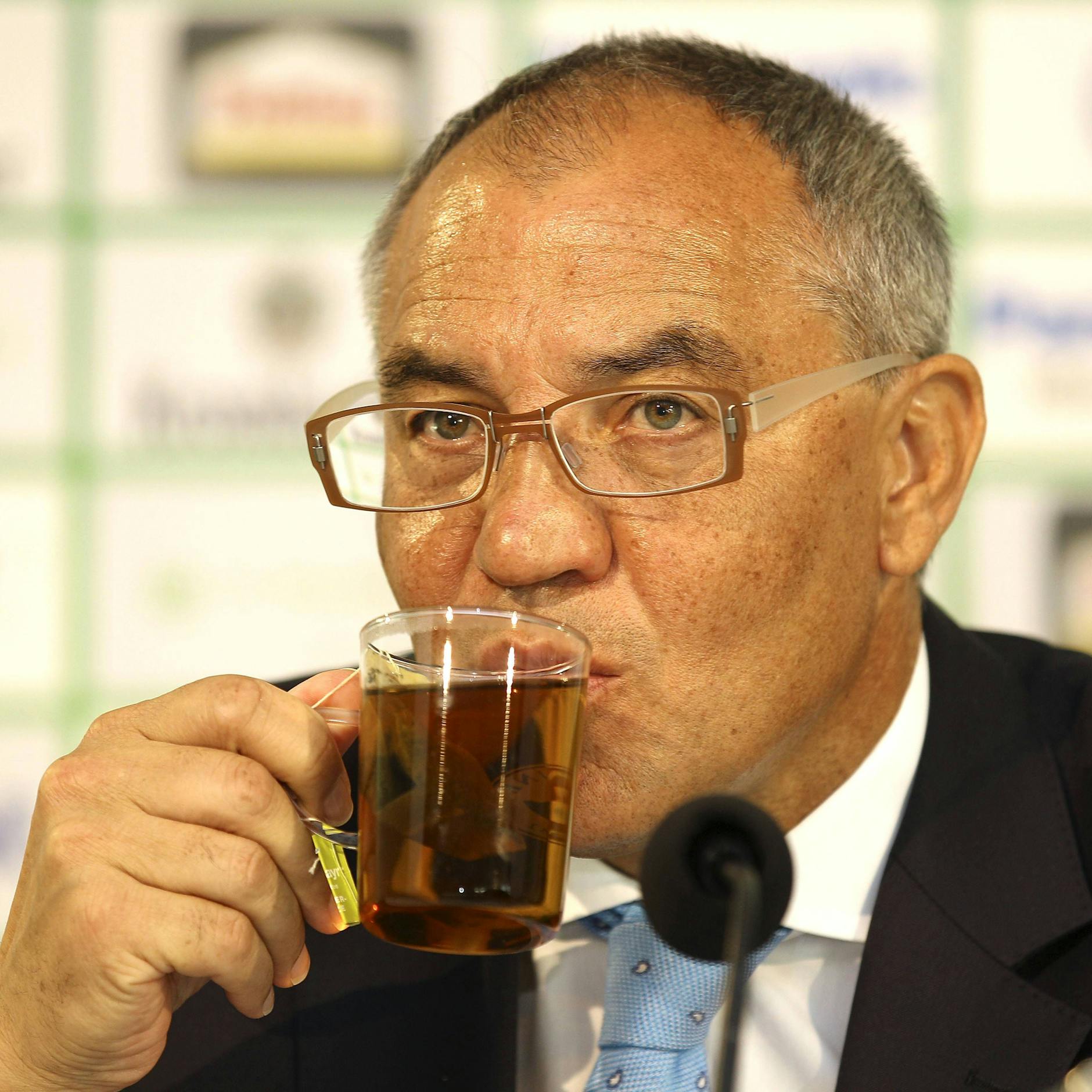 Erst mal einen Schluck Tee, der beruhigt.