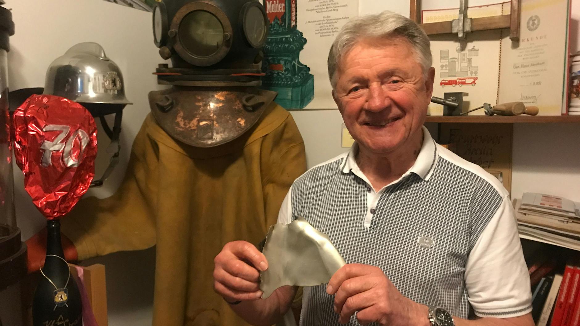 Feuerwehrtaucher Klaus Abraham mit dem Wrackteil der Jak-28P. Er würde es gern der Witwe des Piloten geben.