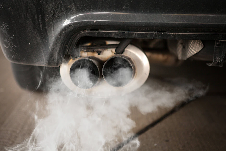 Abgase aus aus einem Auto. Noch ist ungewiss, ob Verbrennerverkauf ab 2035 de facto ganz verboten oder gewisse Ausnahmen gestattet werden.