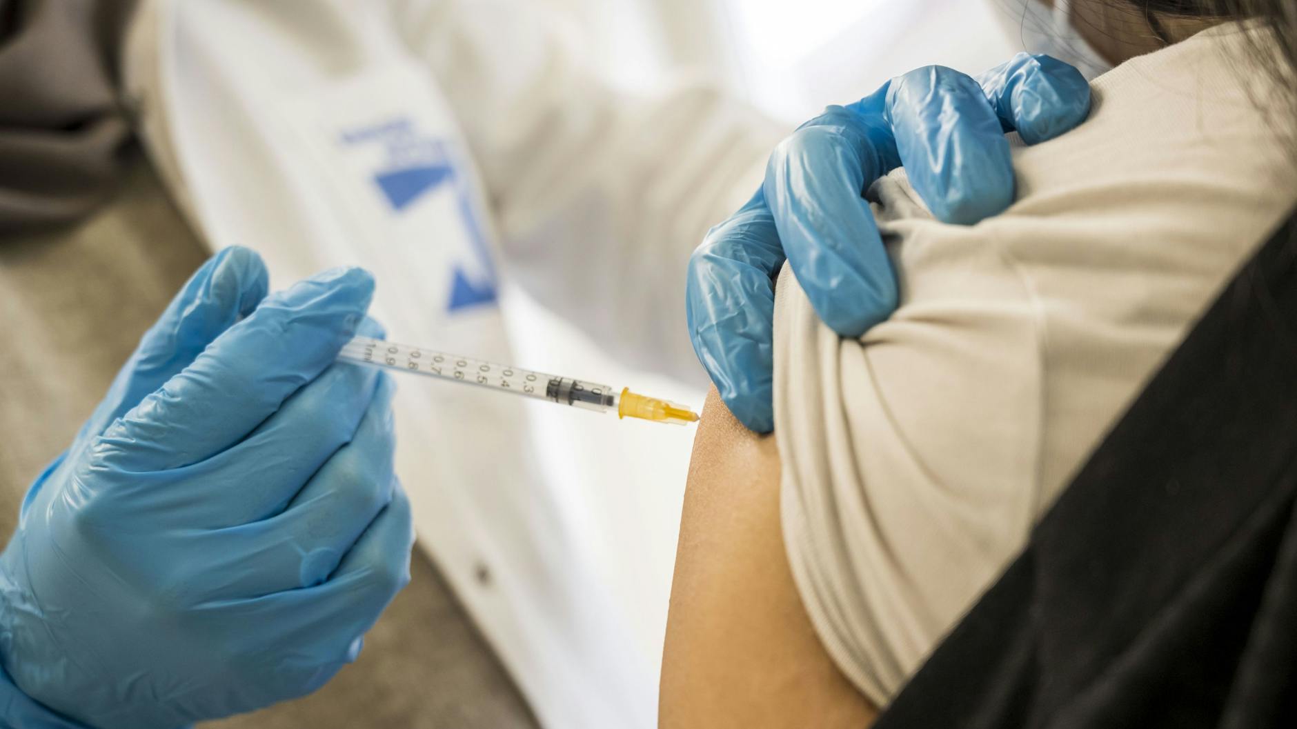 Impfung mit dem Corona-Impfstoff von Biontech