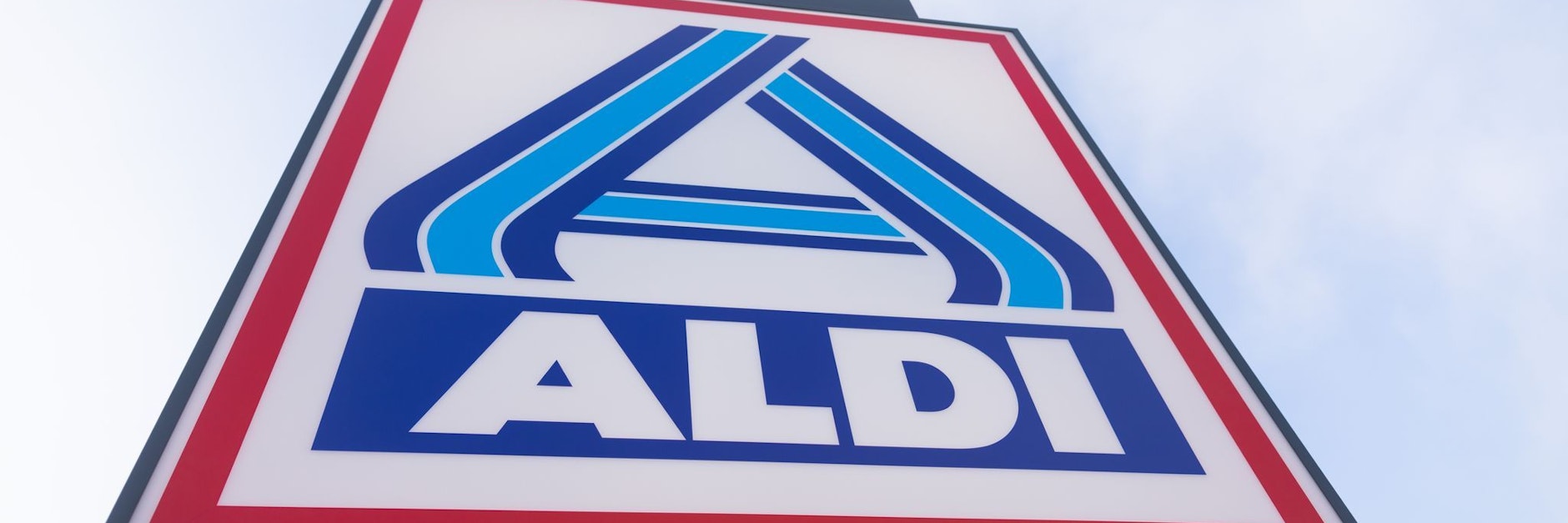 Aldi und auch Lidl geben die höheren Kosten im Einkauf der Waren jetzt an die Kunden weiter.