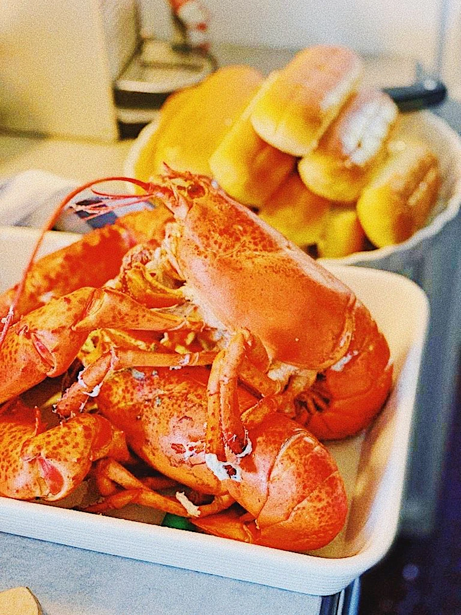 Pasteten sind auch ganz nett, aber der Hummer (die besten Hummer fischt man in den rauen Gewässern vor Helgoland) ist der Star auf jeder Tafel, galt aber zwischenzeitlich als Arme-Leute-Essen.