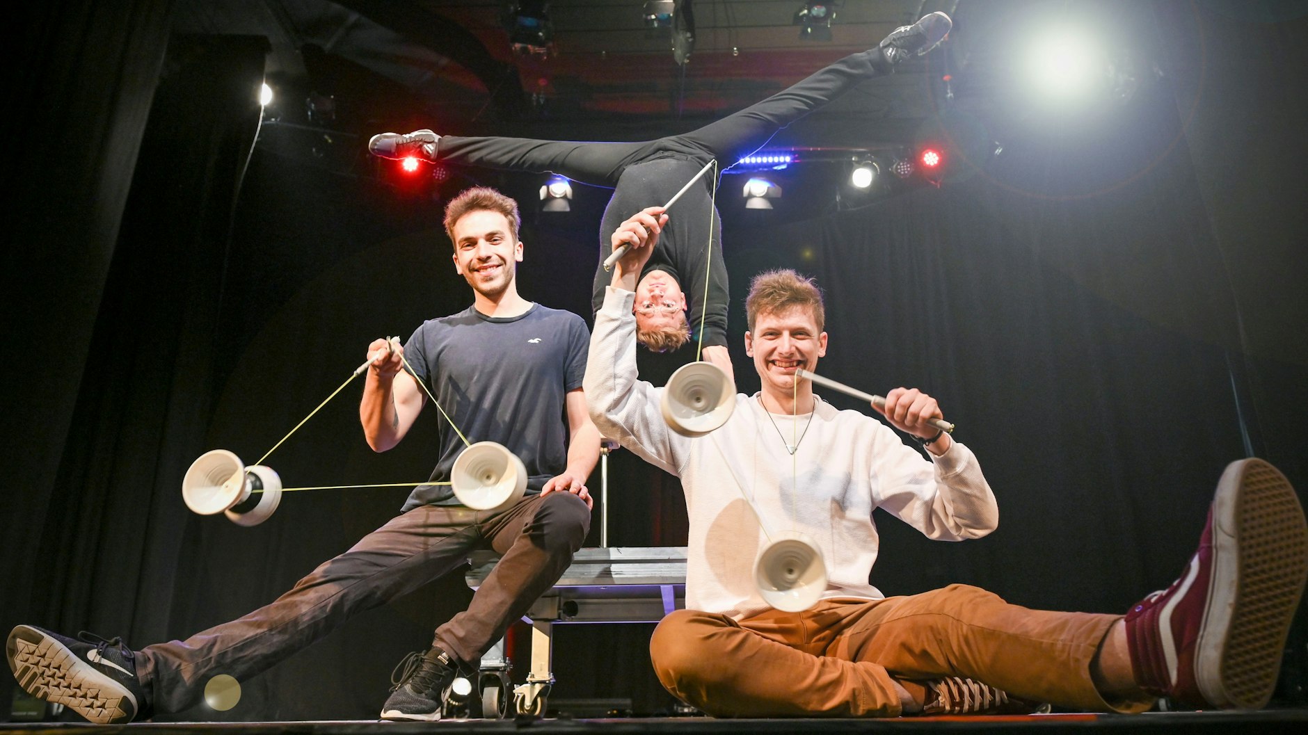 Adrian, Johann und  Jannis (von links) freuen sich, dass sie jetzt  endlich in die Artisten-Karriere starten können.