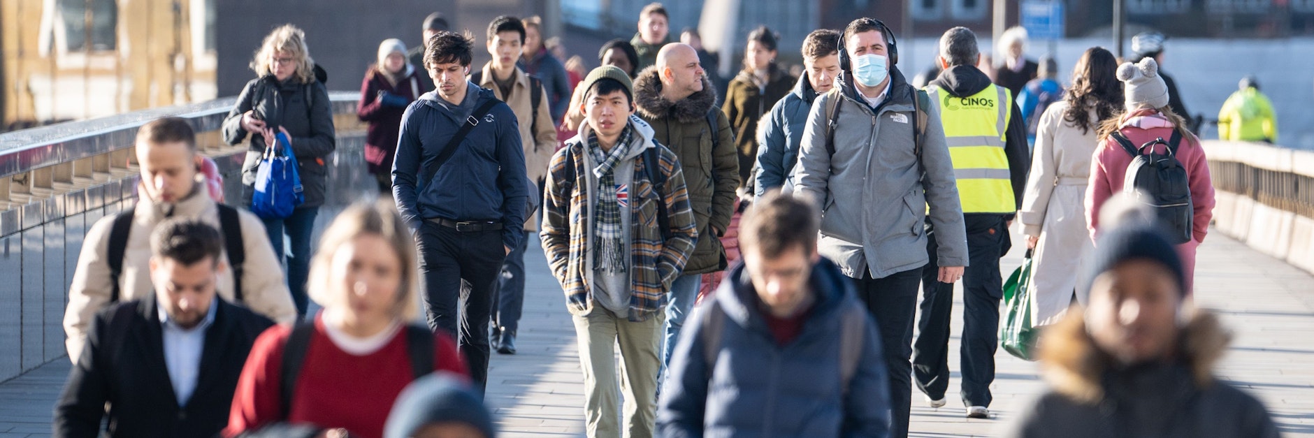 London: Pendler gehen über die London Bridge.