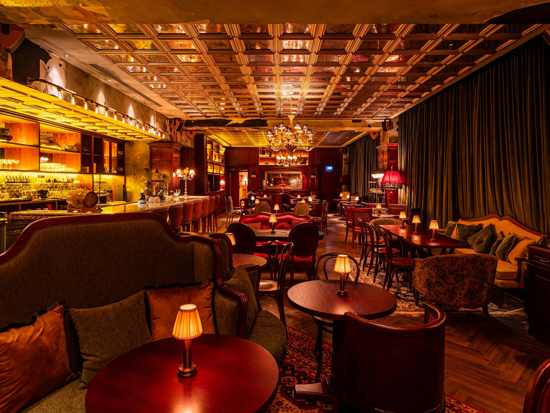 Pompös statt Berliner Minimalismus: Die Bellboy Bar am Gendarmenmarkt begeistert uns!