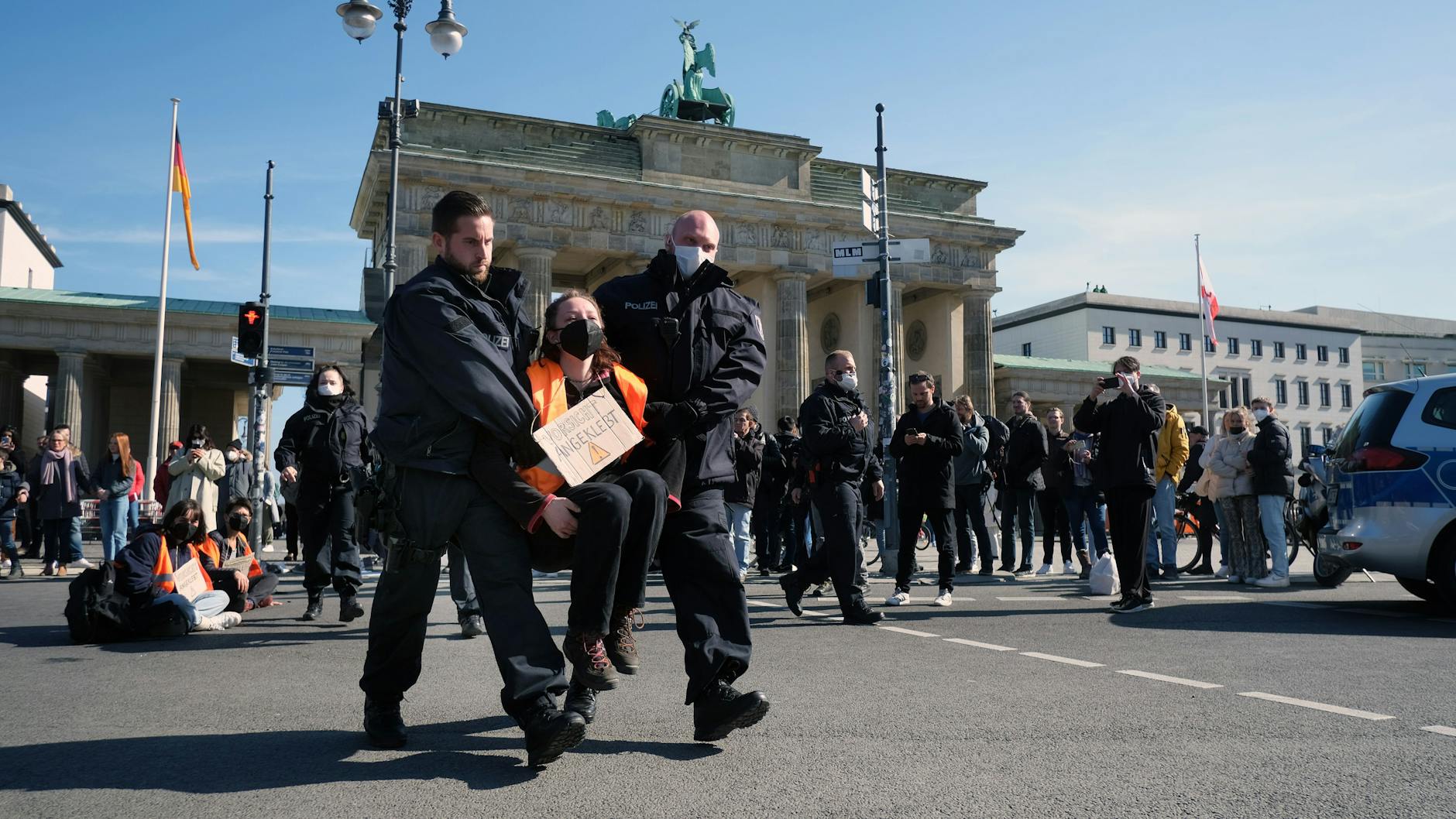 Freitag am Brandenburger Tor: Aktivsten der „Letzte Generation“ bei einer Straßenblockade.
