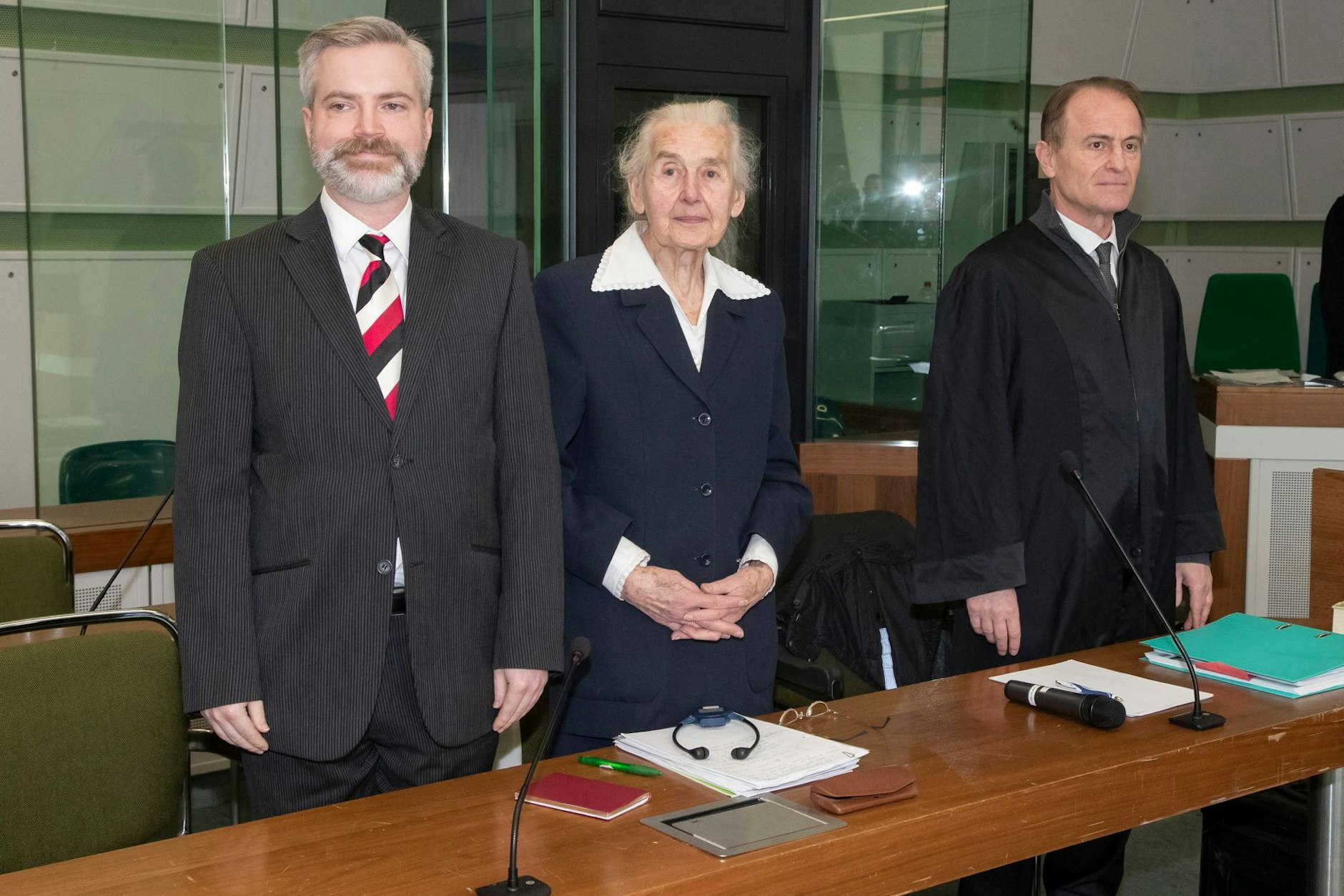 Die Angeklagte Ursula Haverbeck-Wetzel (93) mit ihren Anwälten.