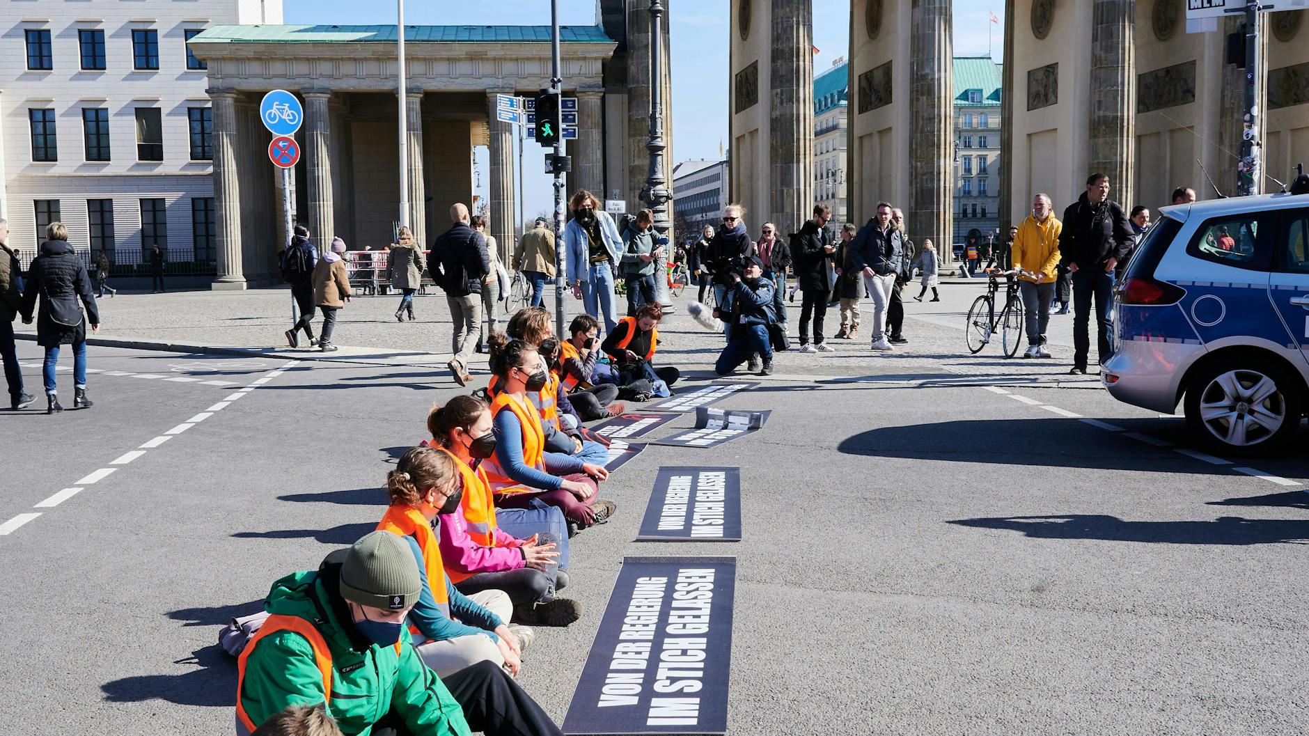 „Von der Regierung im Stich gelassen“ steht auf den Transparenten der Klimaaktivisten der Initiative „Letzte Generation“.