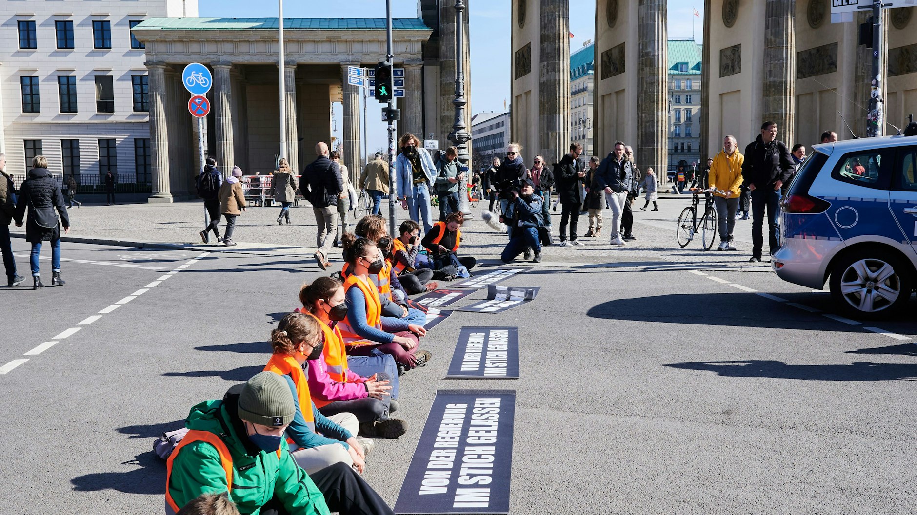 „Von der Regierung im Stich gelassen“ steht auf den Transparenten der Klimaaktivisten der Initiative „Letzte Generation“.