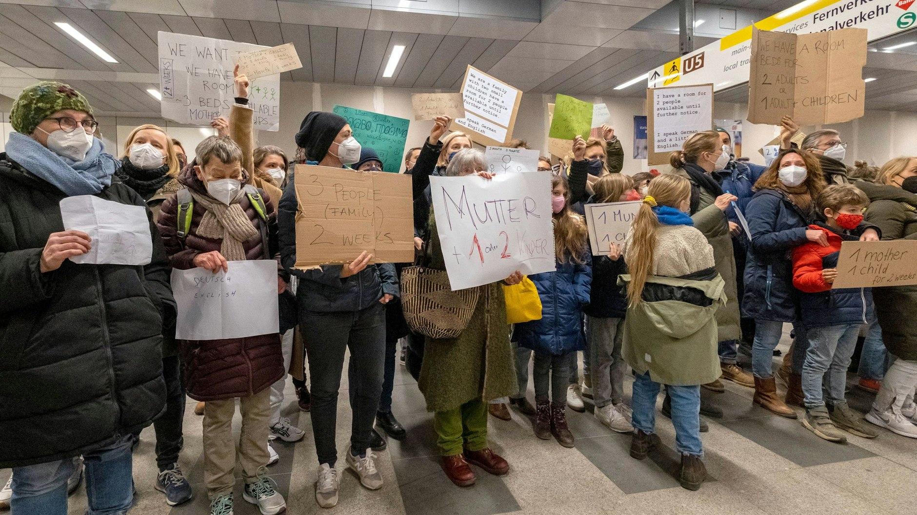 Viele Berlinerinnen und Berliner sind hilfsbereit, so wie hier Anfang März am Hauptbahnhof.
